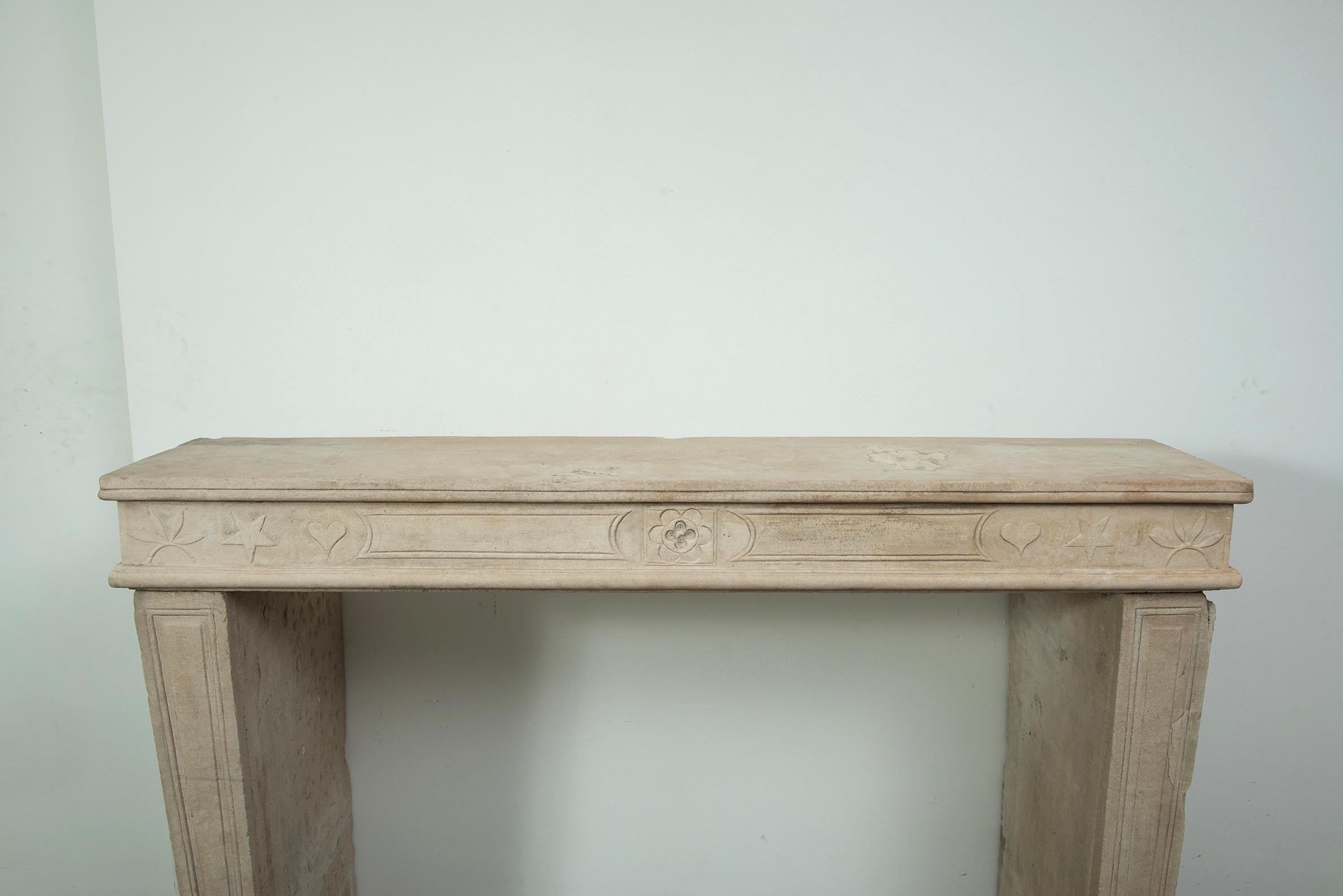 19th Century French Louis XVI Limestone Fireplace Mantel In Fair Condition For Sale In Haarlem, Noord-Holland
