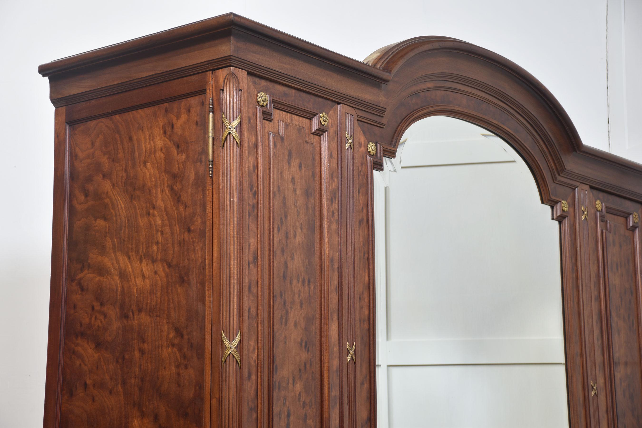 19th Century French Louis XVI Mahogany and Gilt Bronze wardrobe en venta 4