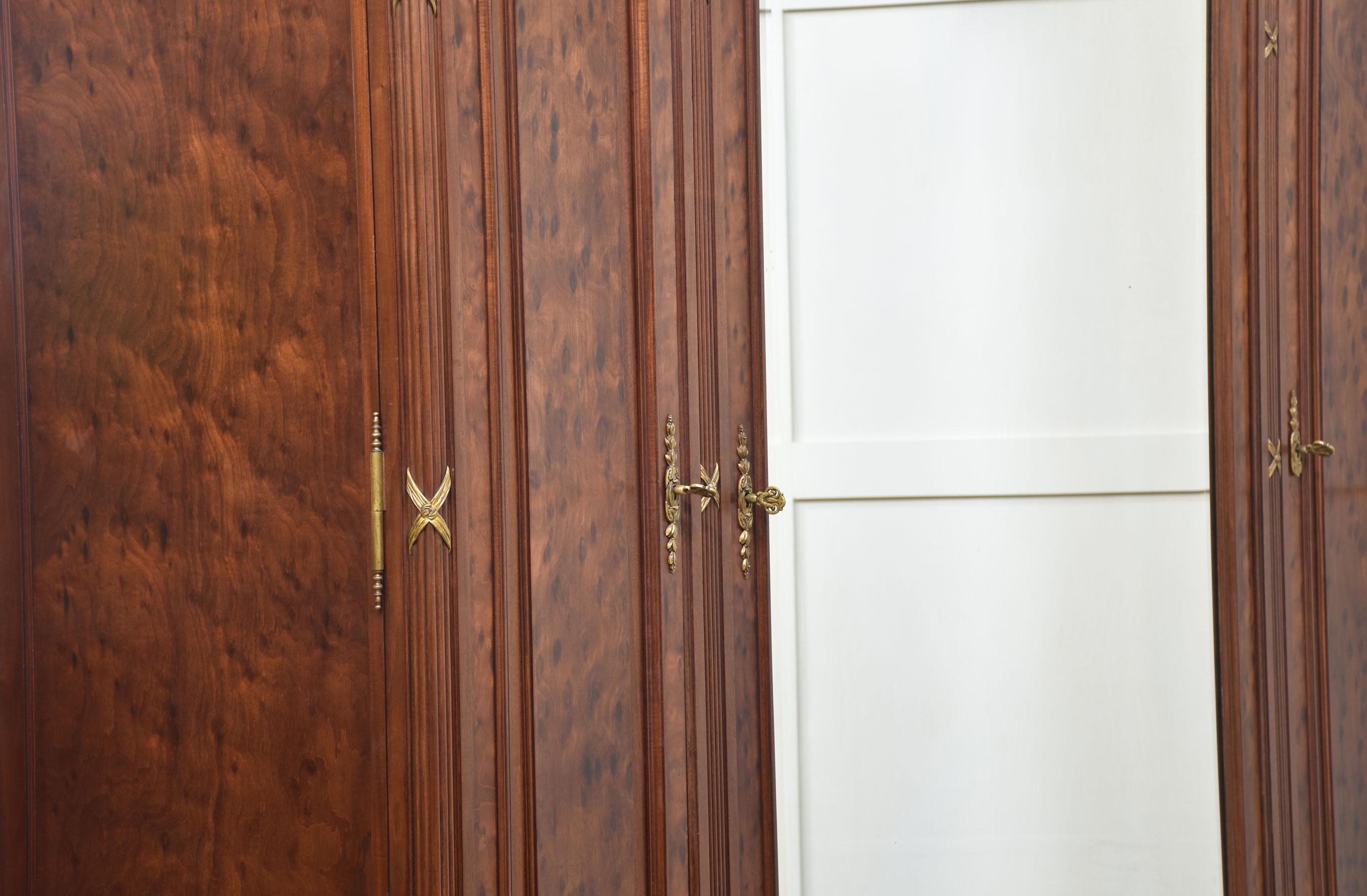 19th Century French Louis XVI Mahogany and Gilt Bronze wardrobe en venta 5
