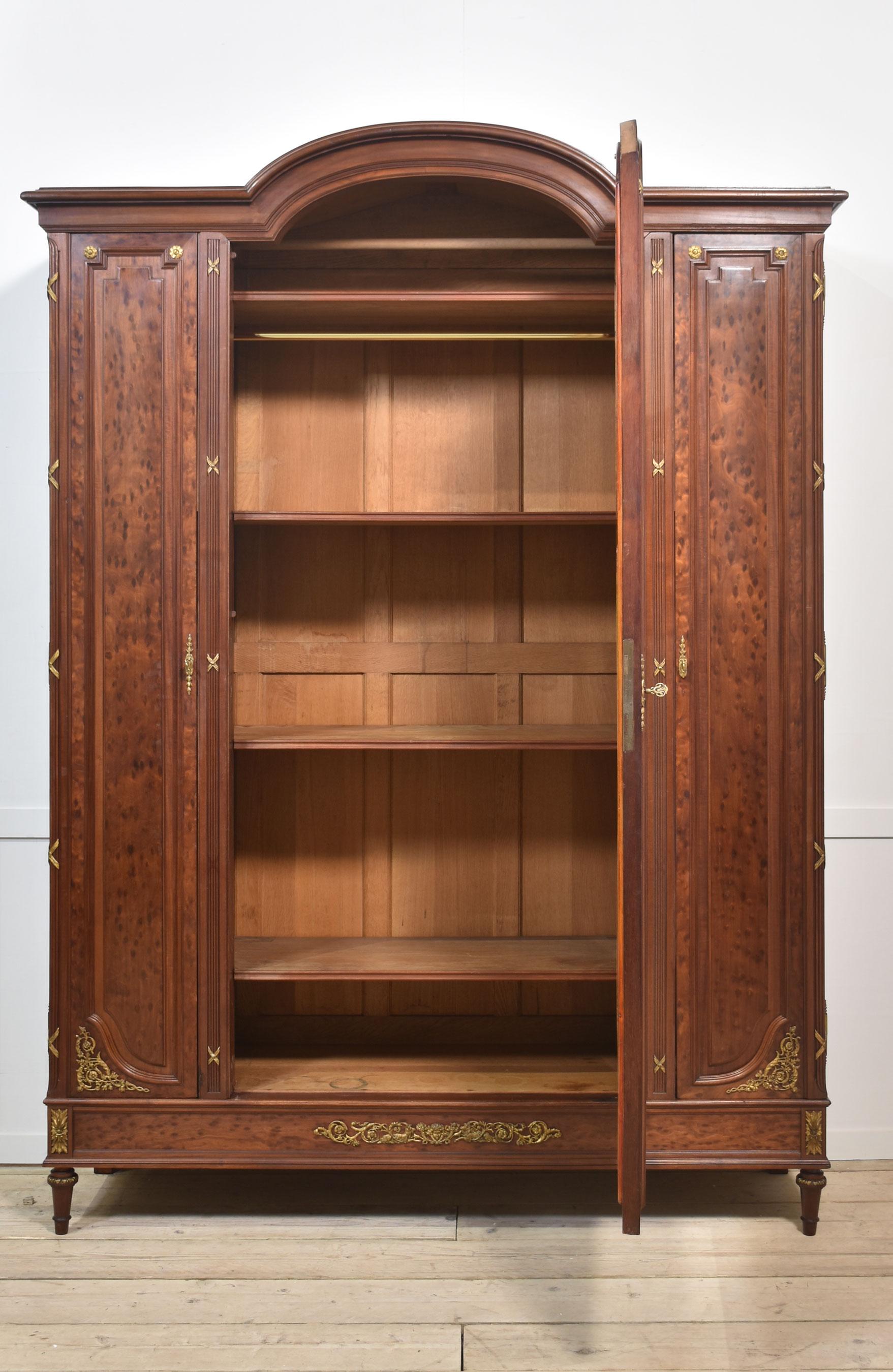 19th Century French Louis XVI Mahogany and Gilt Bronze wardrobe Francés en venta