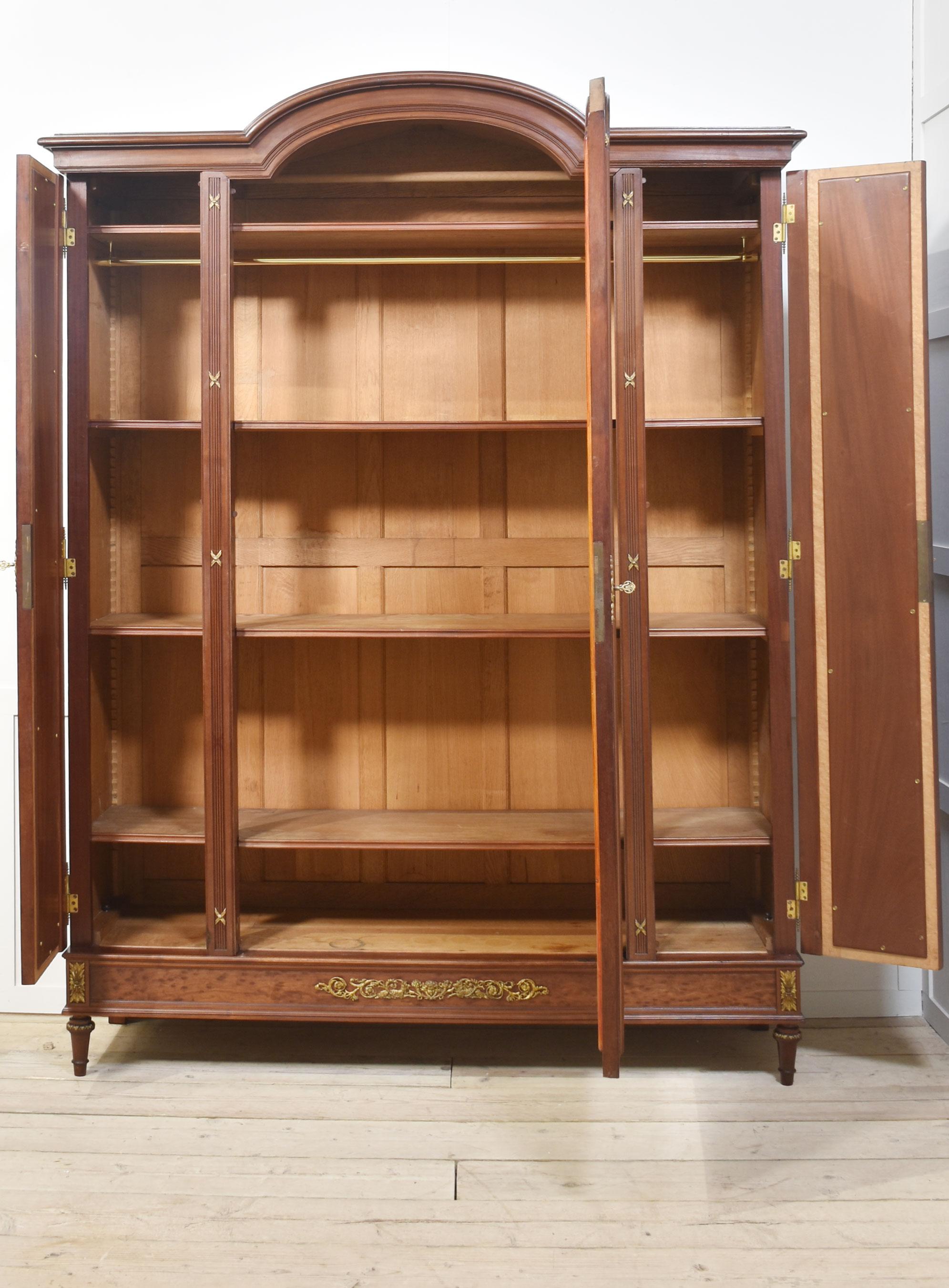 19th Century French Louis XVI Mahogany and Gilt Bronze wardrobe en Bueno estado para la venta en Cheshire, GB
