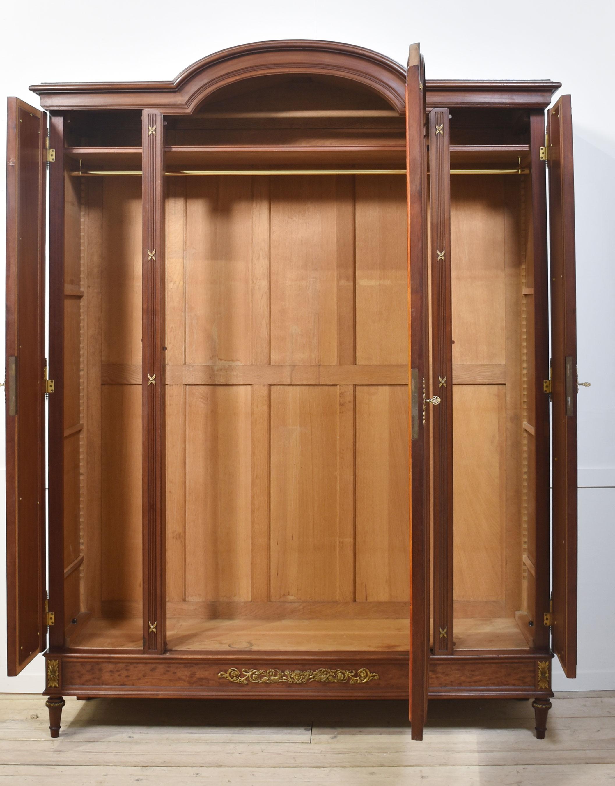 19th Century French Louis XVI Mahogany and Gilt Bronze wardrobe siglo XIX en venta