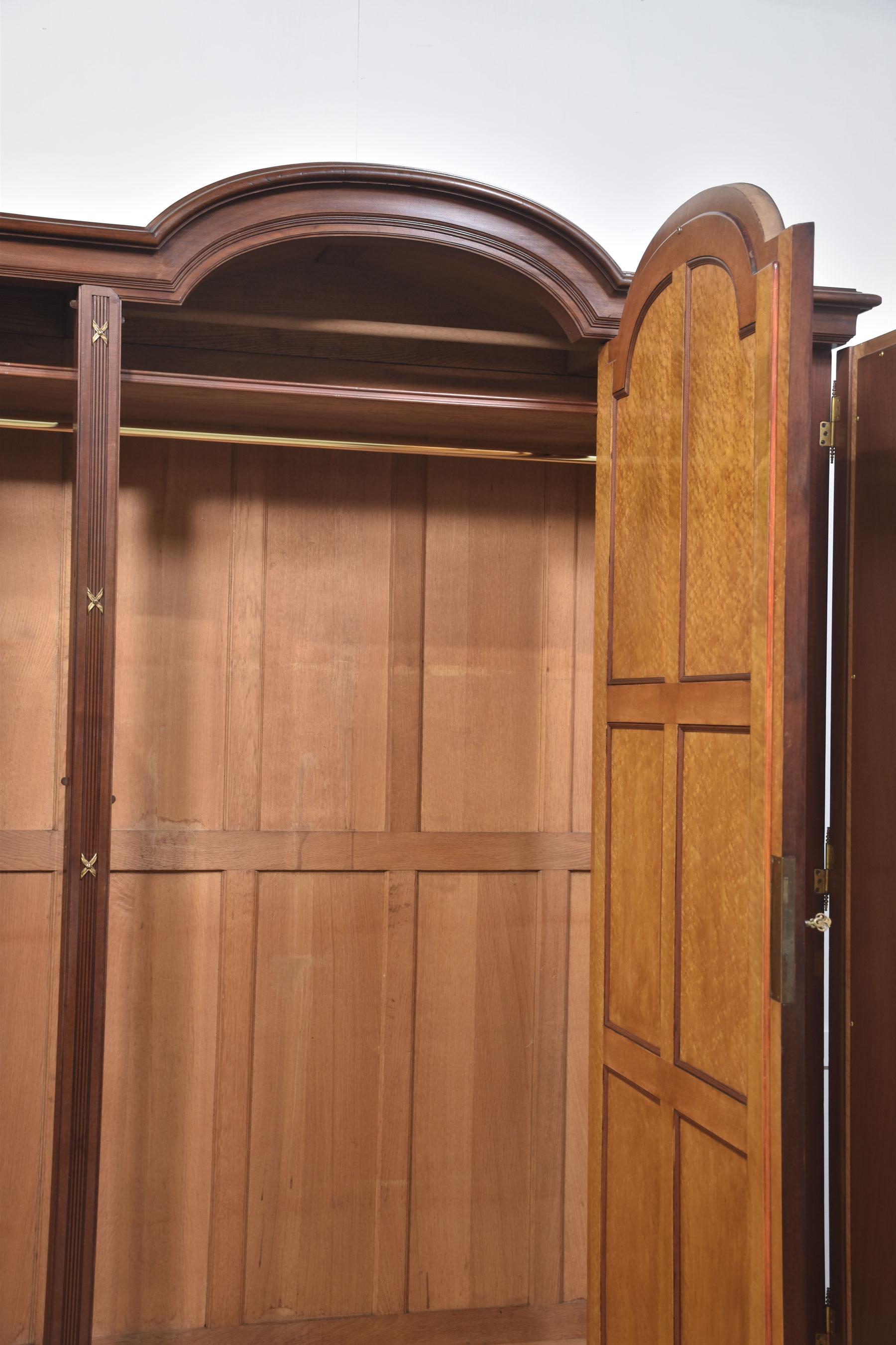 19th Century French Louis XVI Mahogany and Gilt Bronze wardrobe Madera en venta