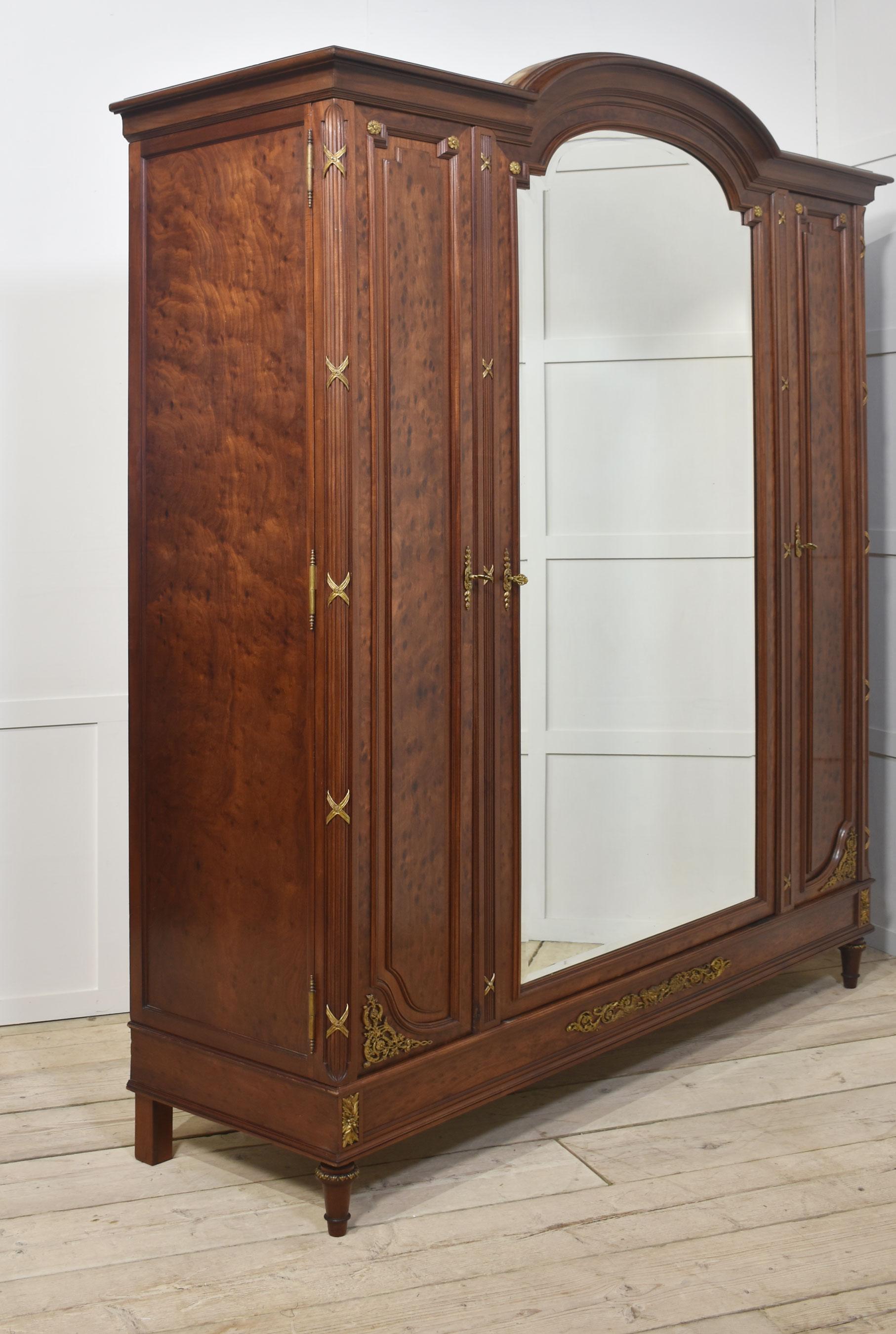 19th Century French Louis XVI Mahogany and Gilt Bronze wardrobe en venta 2