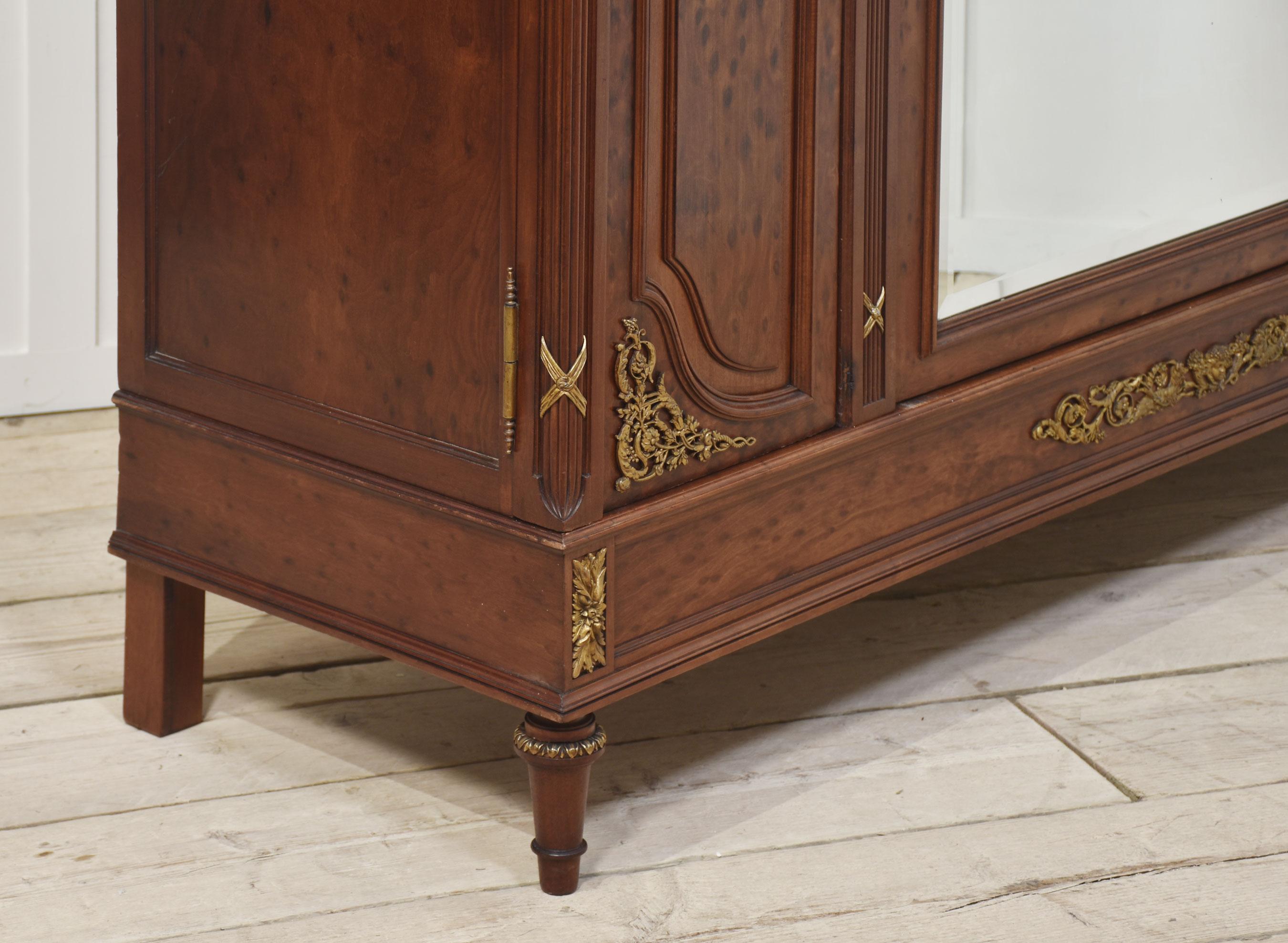 19th Century French Louis XVI Mahogany and Gilt Bronze wardrobe en venta 3