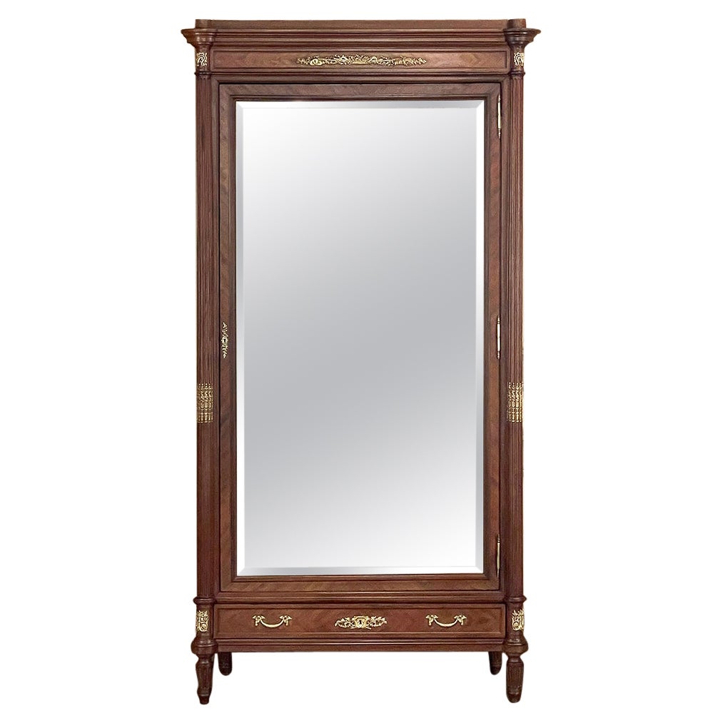 Armoire francese Luigi XVI del XIX secolo in mogano con montature in bronzo di Parigi