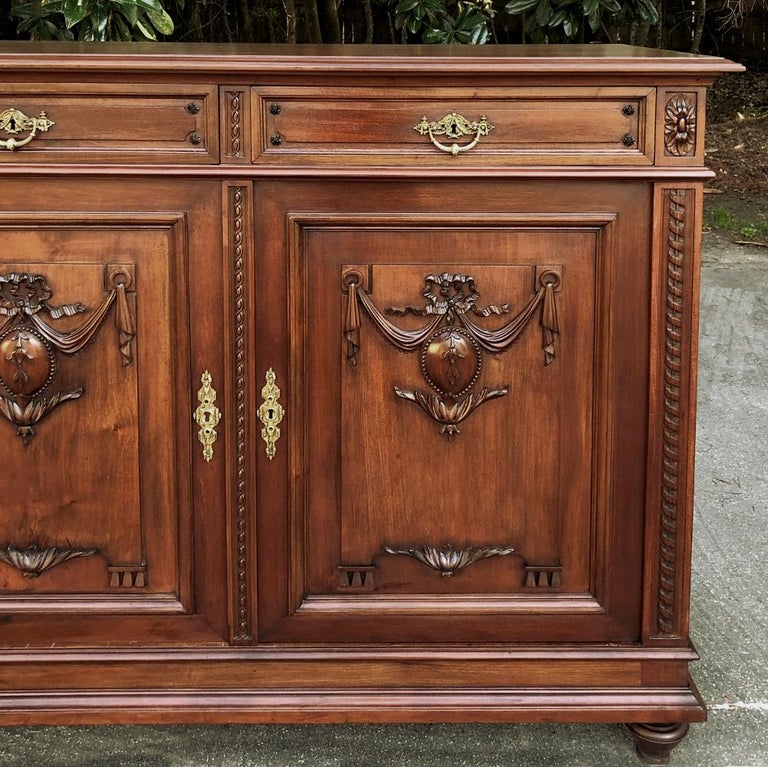 Buffet Ancien 19ème Siècle en Bois Sculpté à Décoration Angelots en vente sur