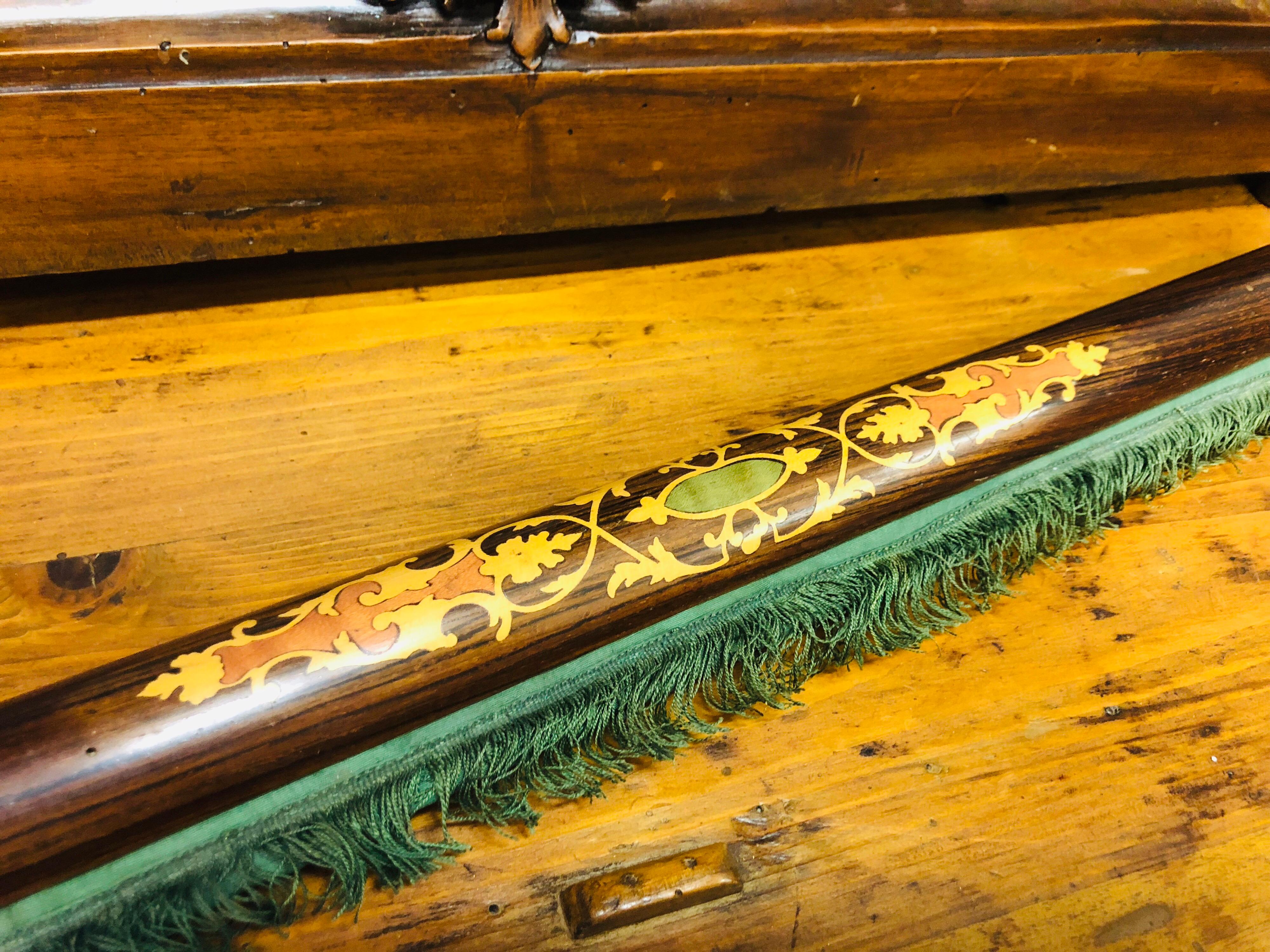 Mahogany scroll screen with foliage decor, green silk fabric with crank.
Very good condition.
France, circa 1890.