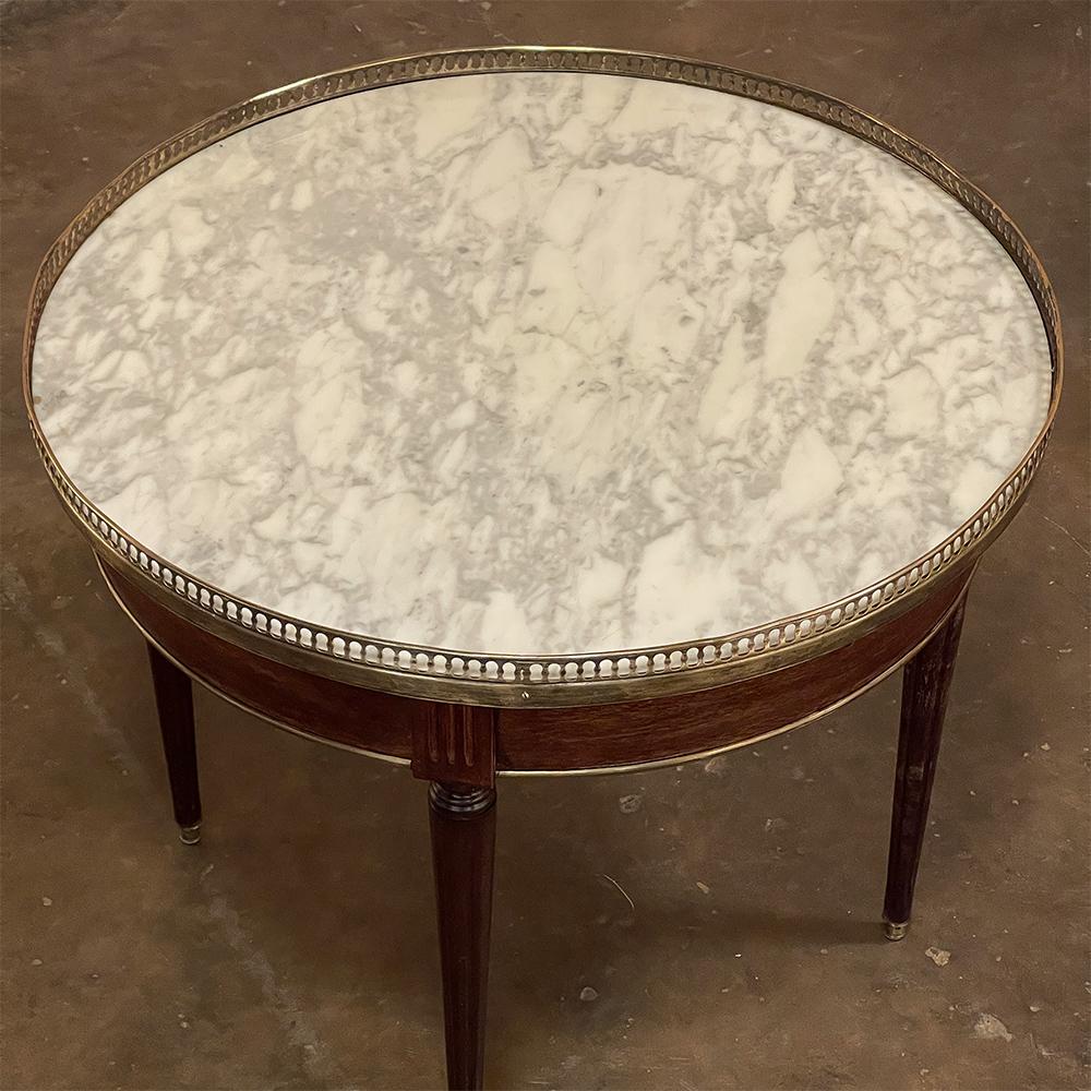 Laiton Table Bouillotte française du 19ème siècle de style Louis XVI en acajou avec plateau en marbre en vente