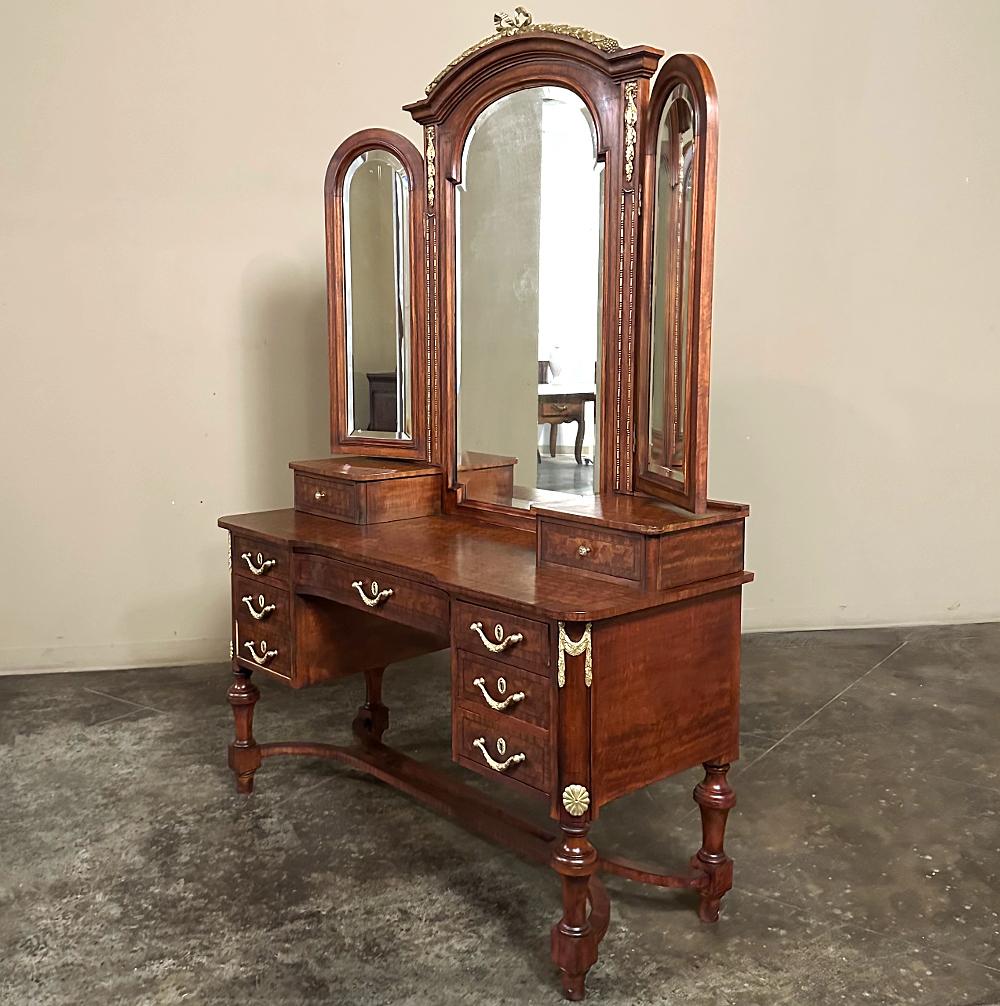 19th Century French Louis XVI Mahogany Marquetry Vanity For Sale 8