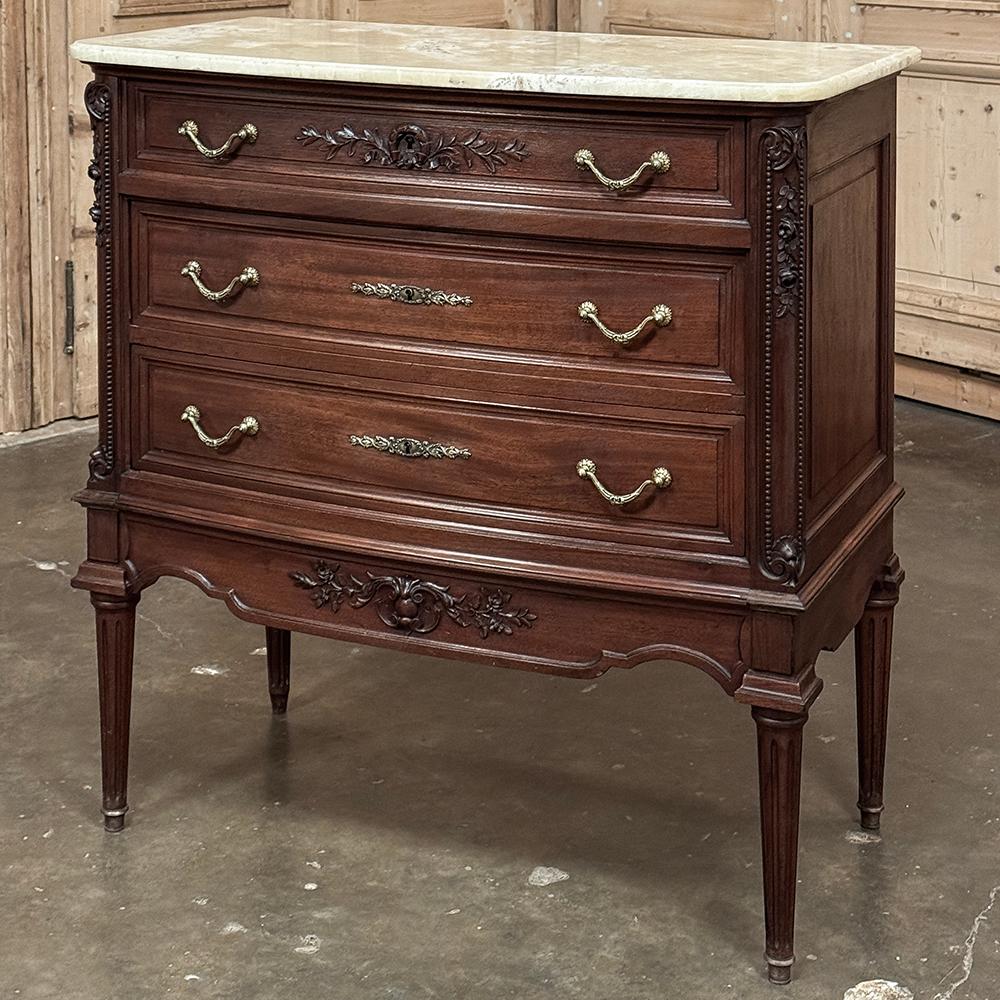 La Commode francese Luigi XVI del XIX secolo con piano in mogano e onice rappresenta un'espressione senza tempo dello stile classico che è rimasto popolare per millenni!  Sormontata da onice smussato per un'eleganza spensierata e una traslucenza