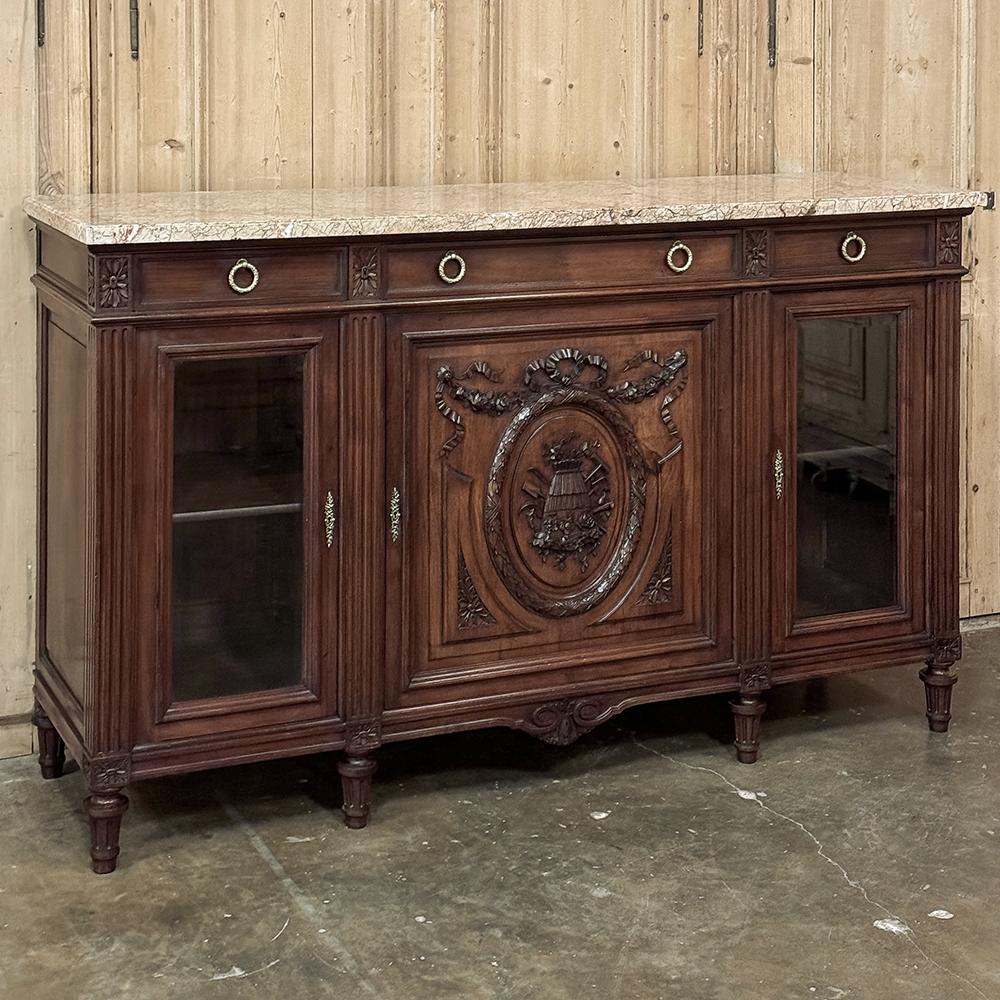 Il buffet da esposizione con piano in marmo Luigi XVI del XIX secolo è stato realizzato a mano da maestri artigiani in noce francese, marmo di Siena lussuosamente venato, bronzo fuso a mano e vetro smussato per creare un look davvero speciale e
