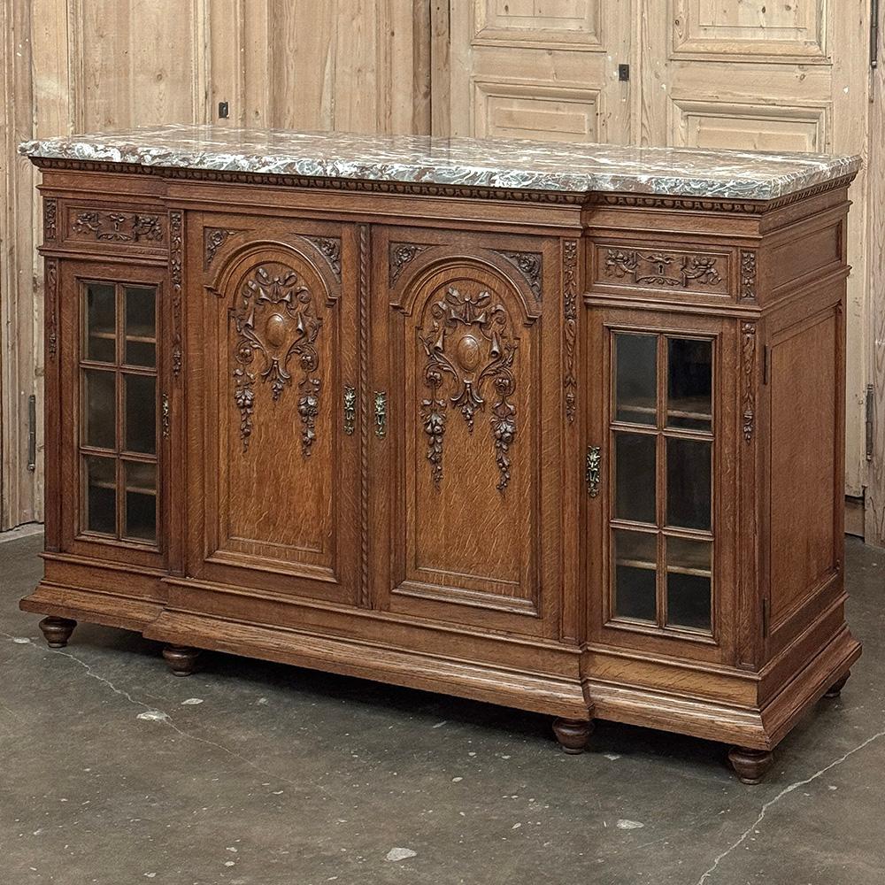 Il buffet da esposizione francese Luigi XVI del XIX secolo con piano in marmo è un notevole esempio dell'arte dell'ebanista!  Realizzato a mano con legno di quercia di vecchia data e con una bella finitura in noce, può fungere da piattaforma