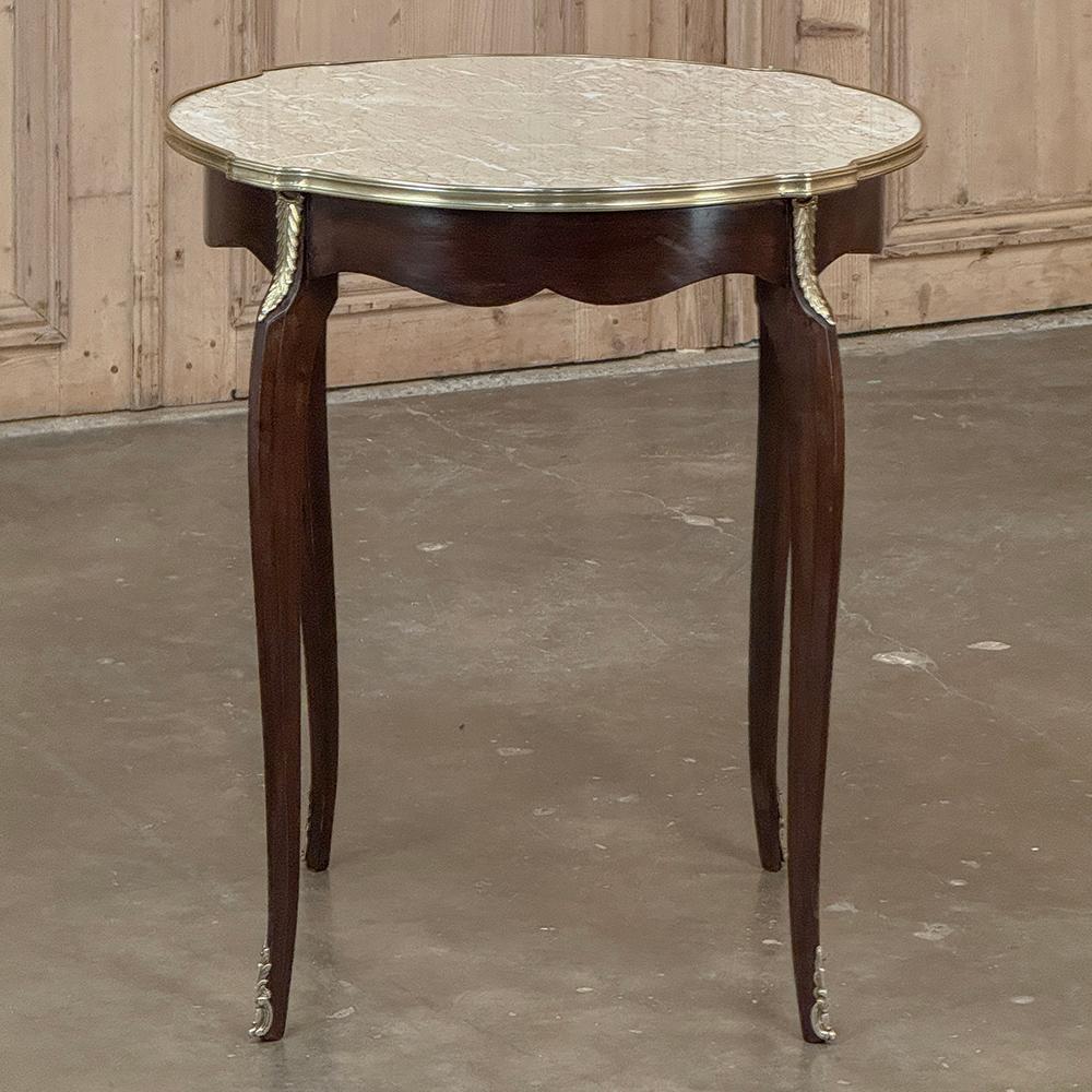 Fait main Table d'appoint Louis XVI du 19e siècle à plateau de marbre ~ Gueridon avec bronze en vente