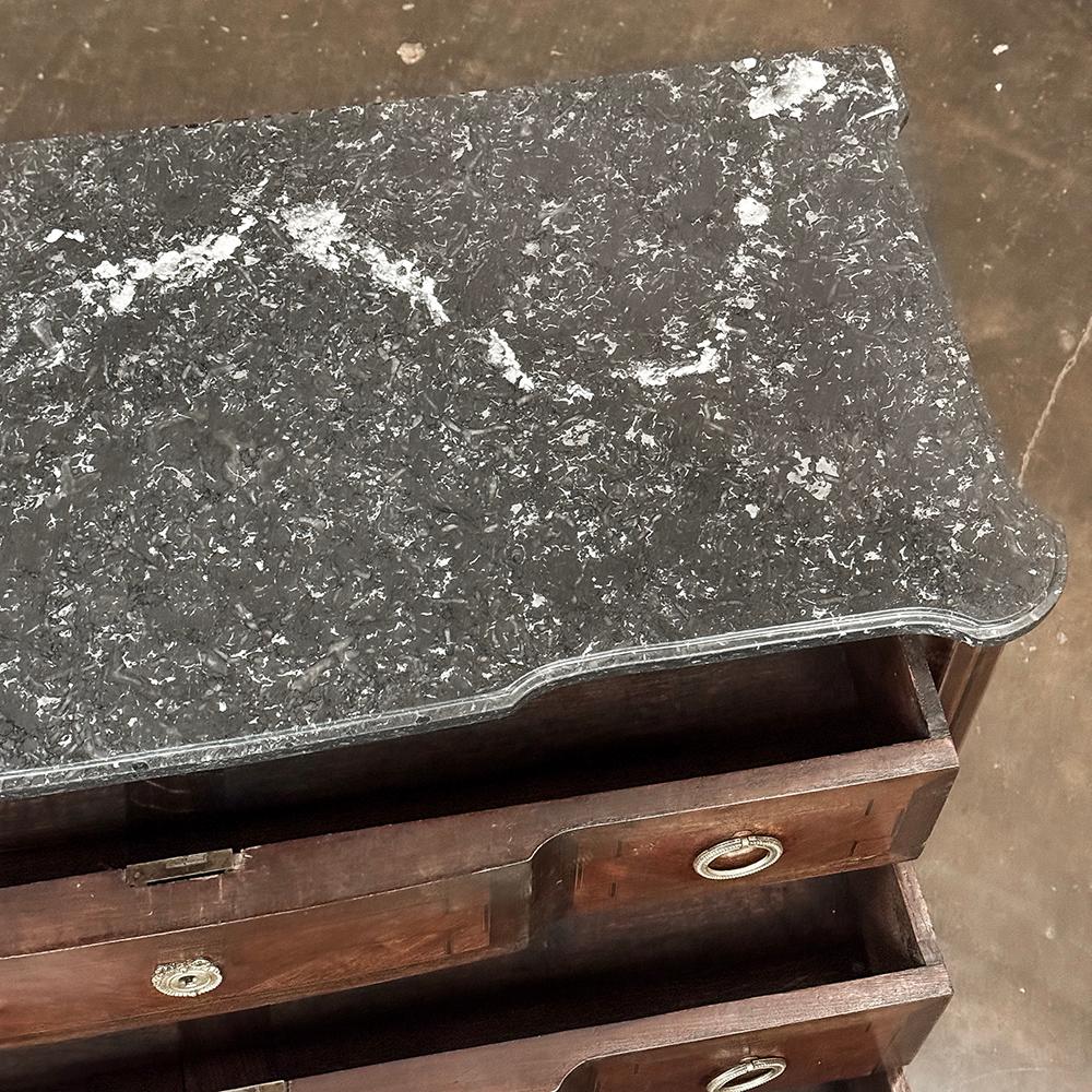 Commode francese Luigi XVI del XIX secolo in mogano con piano in marmo in vendita 11