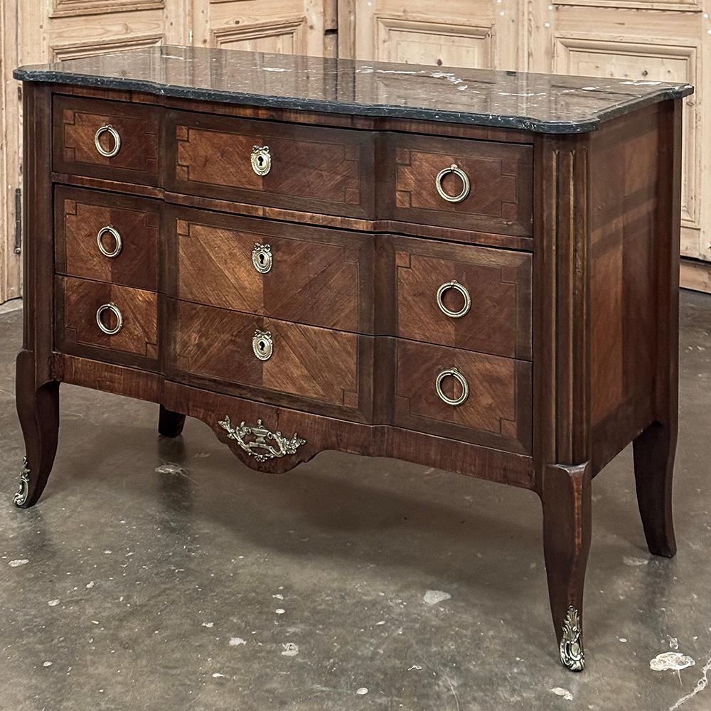 La Commode francese Luigi XVI del XIX secolo in mogano con piano in marmo sarà un'aggiunta elegante a qualsiasi stanza!  Realizzato a mano nello stile neoclassico preferito da Re Luigi XVI e dalla Regina Marie Antoinette, presenta un contorno della