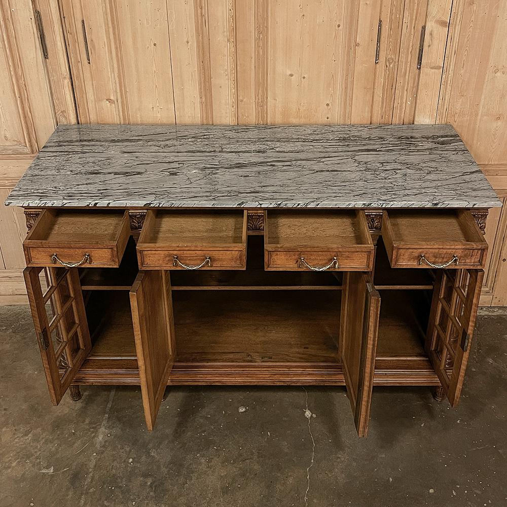 Fine XIX secolo Buffet da esposizione francese Luigi XVI del XIX secolo con piano in marmo e noce in vendita