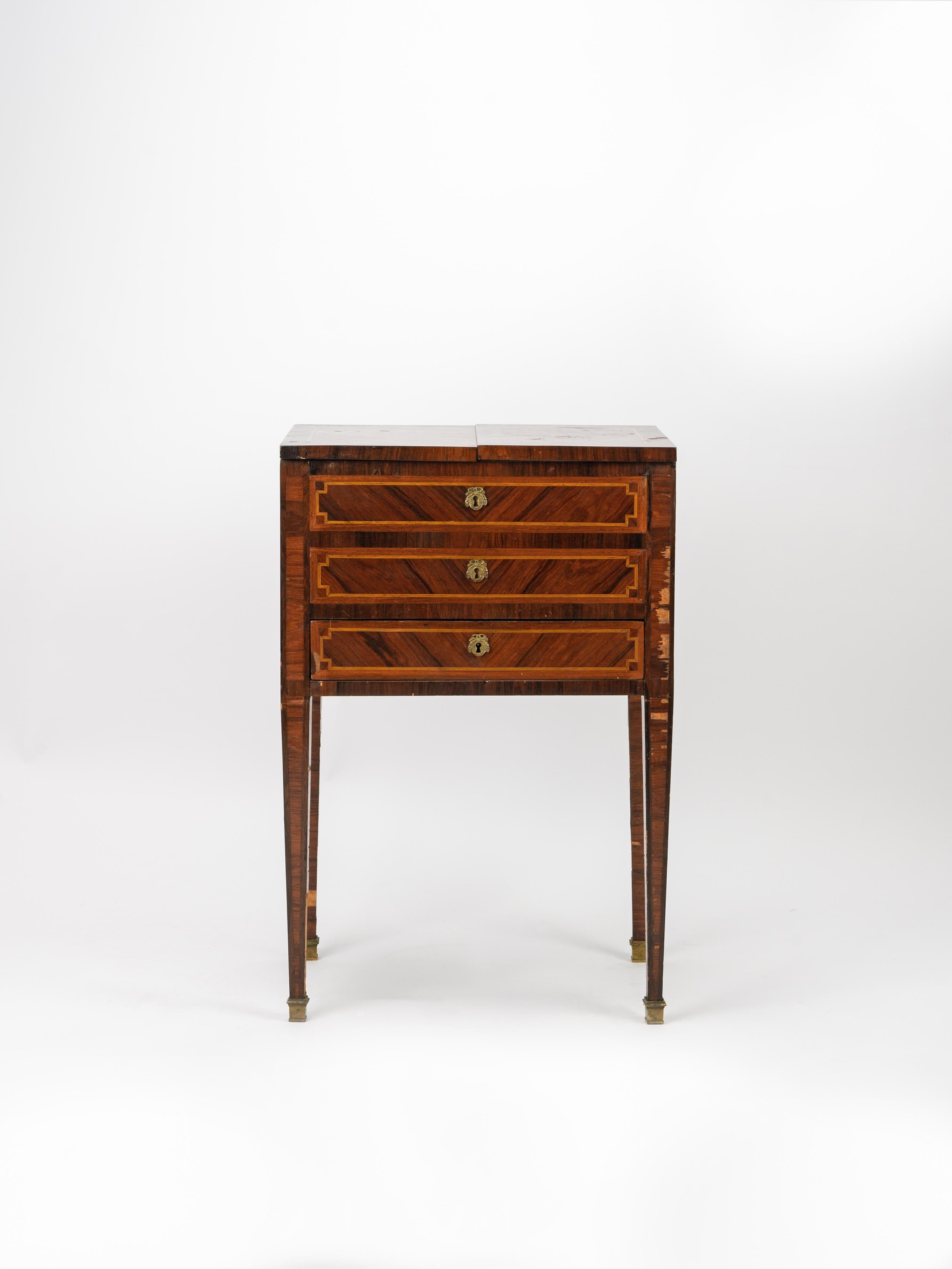 Un bel et rare exemple de table à plateau ouvert du légendaire ébéniste E. Kahn & Cie. Société qui a produit et vendu les plus célèbres modèles français du XVIIIe siècle d'après les modèles de Weisweiler, Stockel, Benneman, Cressent, Gaudreaux et