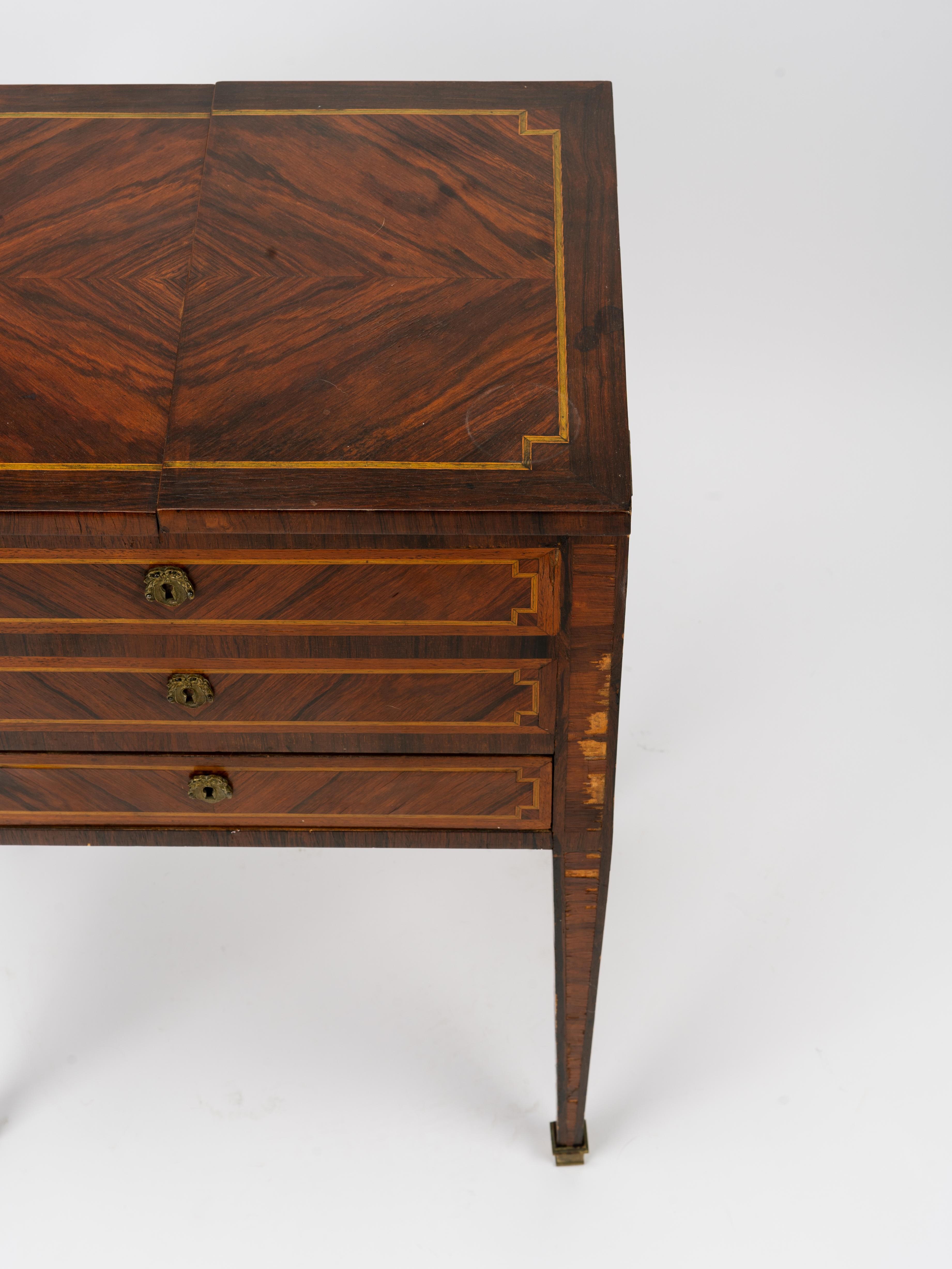 Marqueterie Table à plateau ouvert Louis XVI du 19ème siècle par Envoi Khan De Cie en vente
