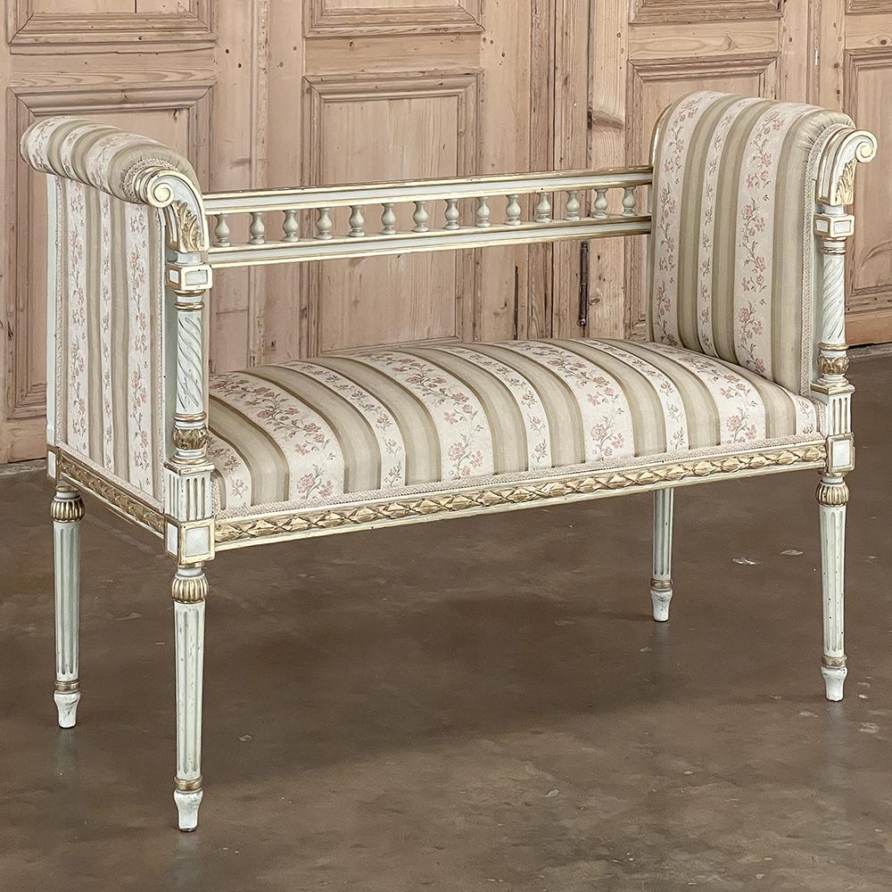 19th Century French Louis XVI Neoclassical Painted Armbench ~ Vanity Bench wurde ursprünglich für den Waschtisch entworfen, kann aber dank seiner Vielseitigkeit überall dort eingesetzt werden, wo eine bequeme Sitzgelegenheit benötigt wird, die nicht
