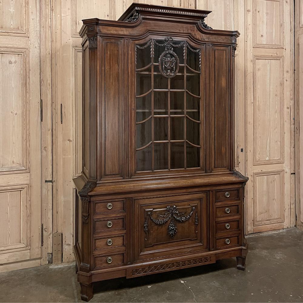 Libreria in noce neoclassica Luigi XVI del XIX secolo ~ Linen Press rappresenta un capolavoro dell'arte ebanistica! Realizzato in noce francese selezionato, vanta un'architettura classica di grande effetto che comprende un affondo centrale a