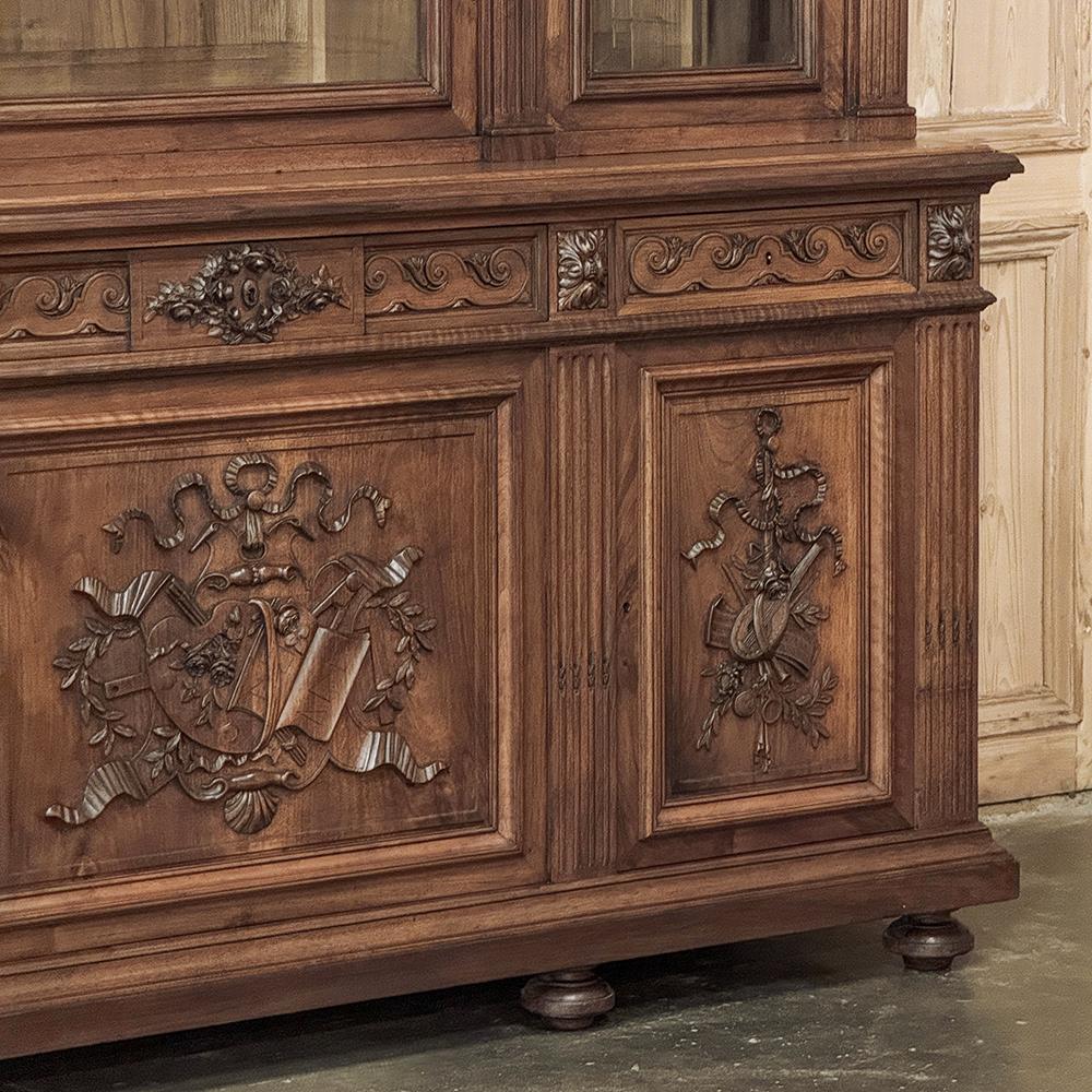 Libreria tripla in noce neoclassica francese Luigi XVI del XIX secolo in vendita 4