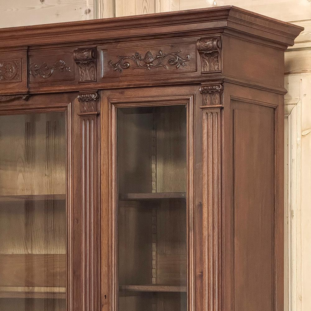 Libreria tripla in noce neoclassica francese Luigi XVI del XIX secolo in vendita 5