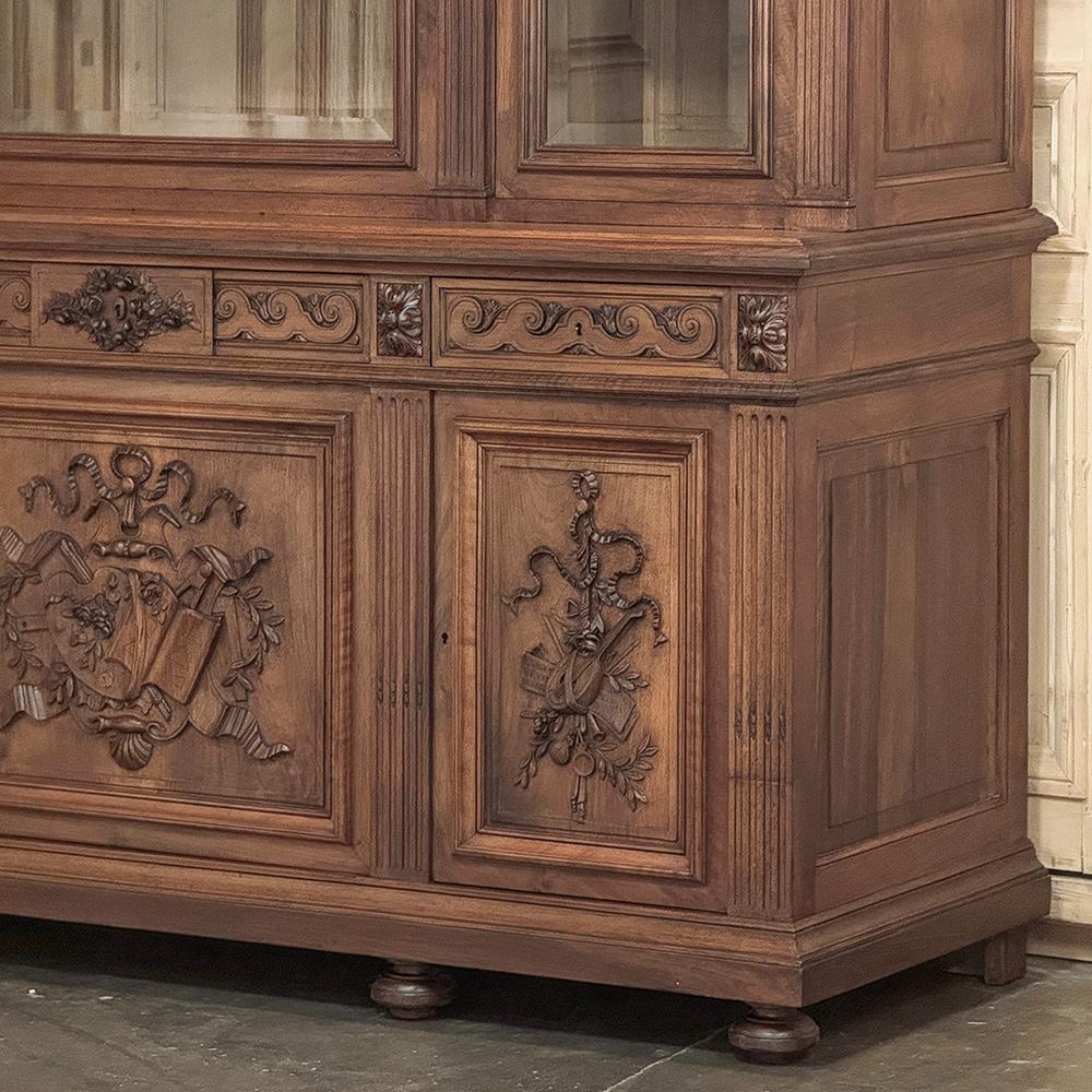 Libreria tripla in noce neoclassica francese Luigi XVI del XIX secolo in vendita 6