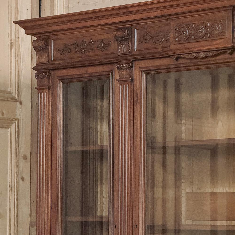 Libreria tripla in noce neoclassica francese Luigi XVI del XIX secolo in vendita 7