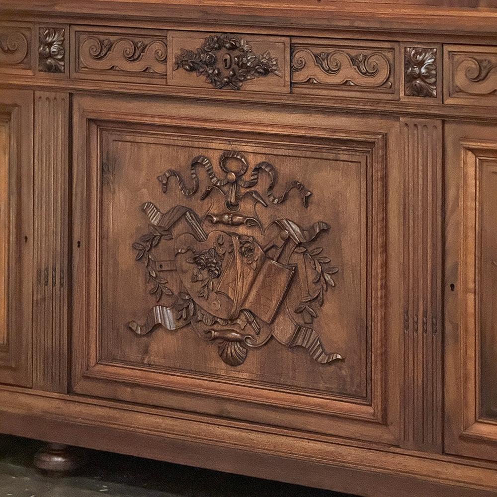 Libreria tripla in noce neoclassica francese Luigi XVI del XIX secolo in vendita 8