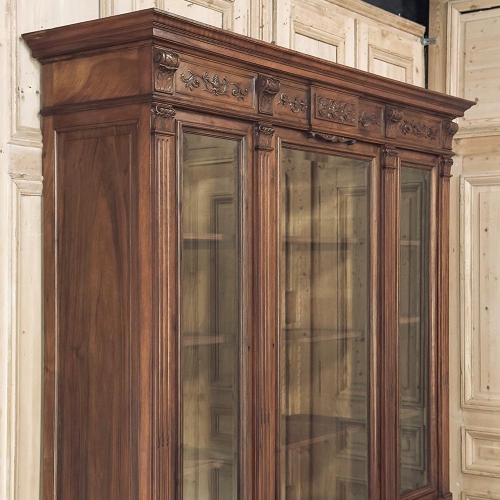 Libreria tripla in noce neoclassica francese Luigi XVI del XIX secolo in vendita 9