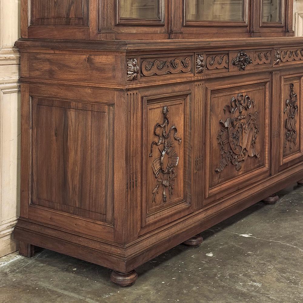 Libreria tripla in noce neoclassica francese Luigi XVI del XIX secolo in vendita 10