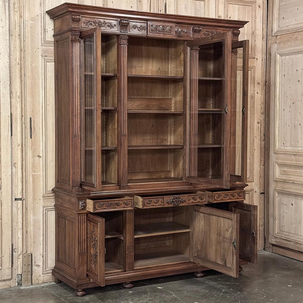 Libreria tripla in noce neoclassica francese Luigi XVI del XIX secolo in vendita 11