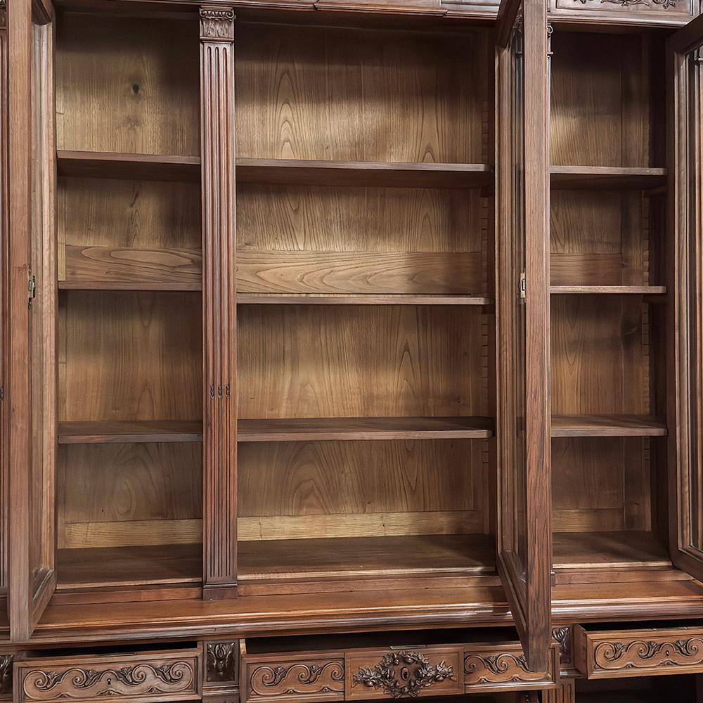 Libreria tripla in noce neoclassica francese Luigi XVI del XIX secolo in vendita 12