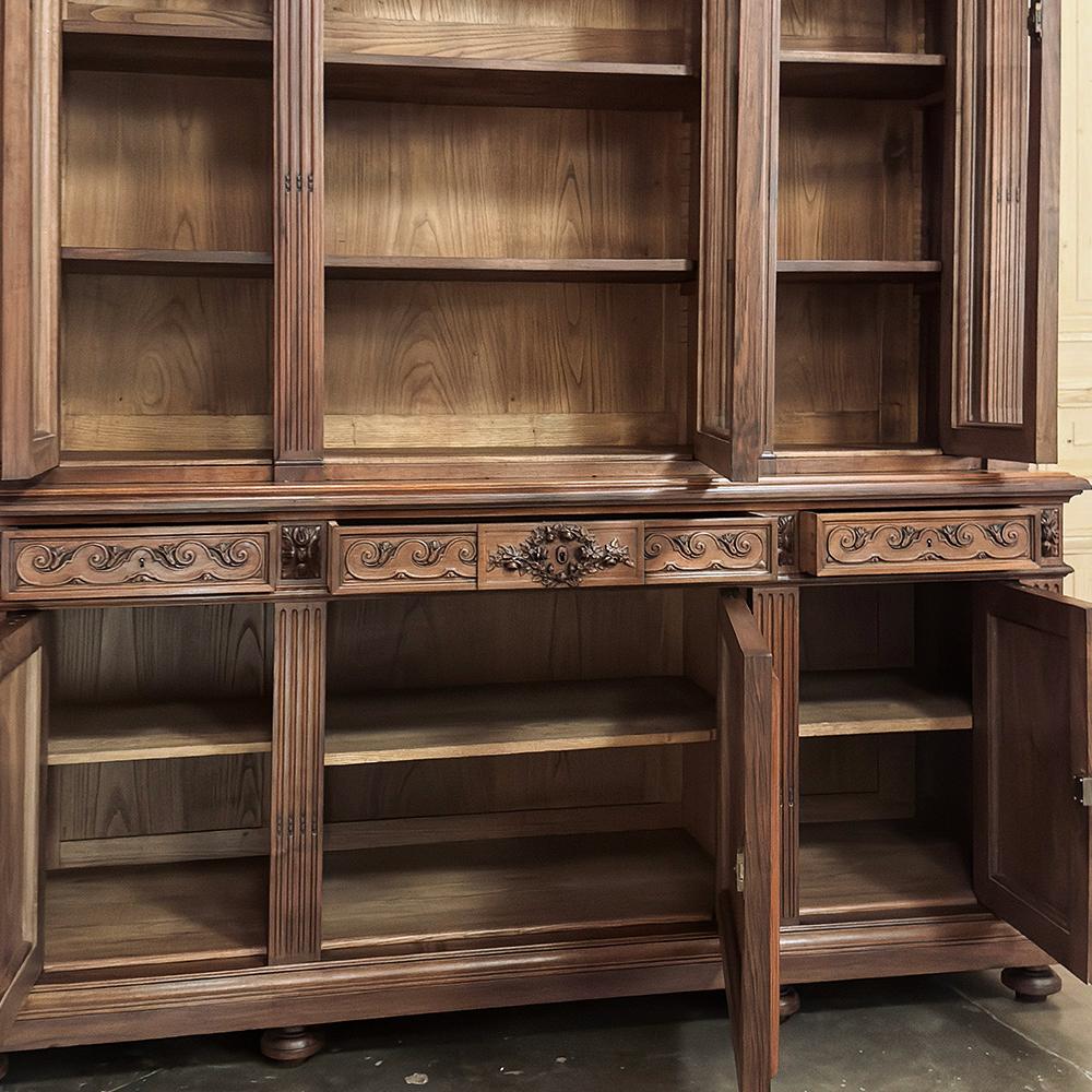 Libreria tripla in noce neoclassica francese Luigi XVI del XIX secolo in vendita 13