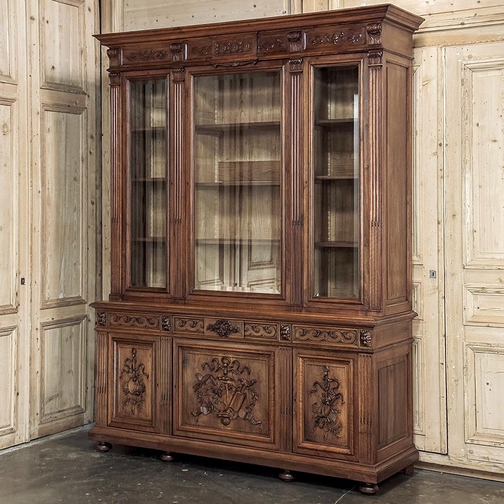 Francese Libreria tripla in noce neoclassica francese Luigi XVI del XIX secolo in vendita