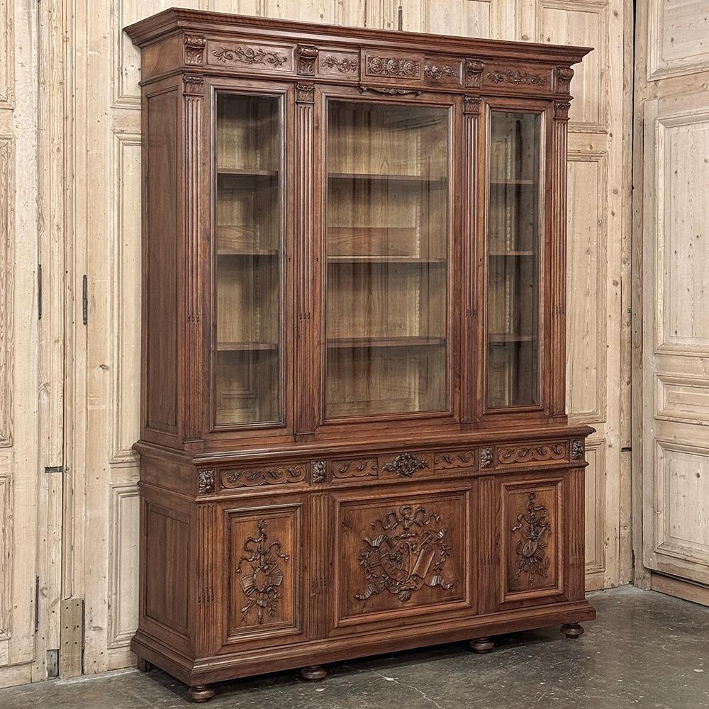 Smussato Libreria tripla in noce neoclassica francese Luigi XVI del XIX secolo in vendita