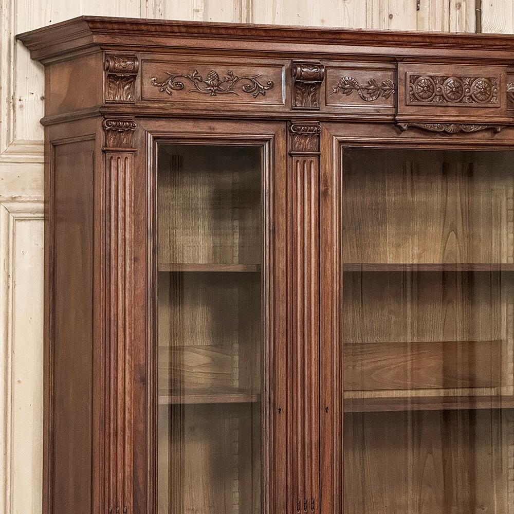 Libreria tripla in noce neoclassica francese Luigi XVI del XIX secolo In condizioni buone in vendita a Dallas, TX