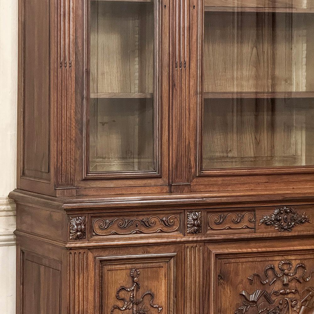 Vetro Libreria tripla in noce neoclassica francese Luigi XVI del XIX secolo in vendita