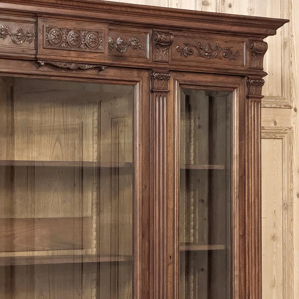 Libreria tripla in noce neoclassica francese Luigi XVI del XIX secolo in vendita 2