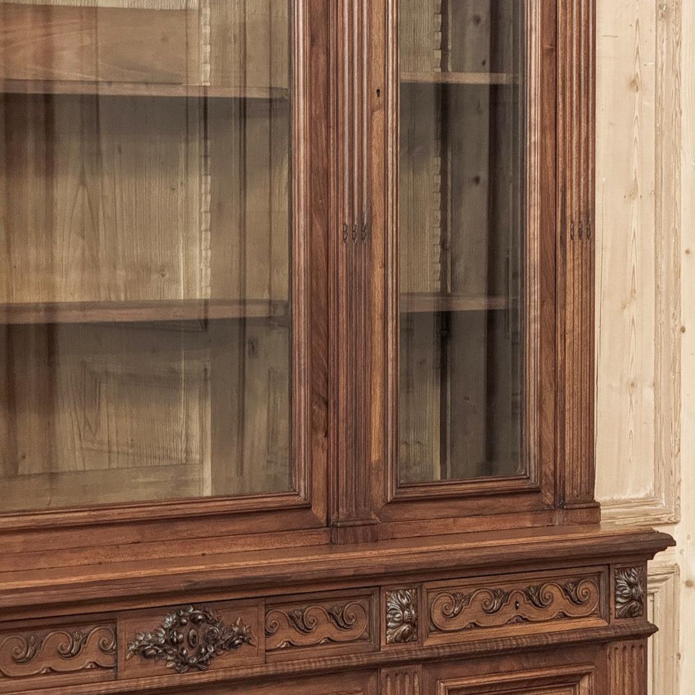 Libreria tripla in noce neoclassica francese Luigi XVI del XIX secolo in vendita 3