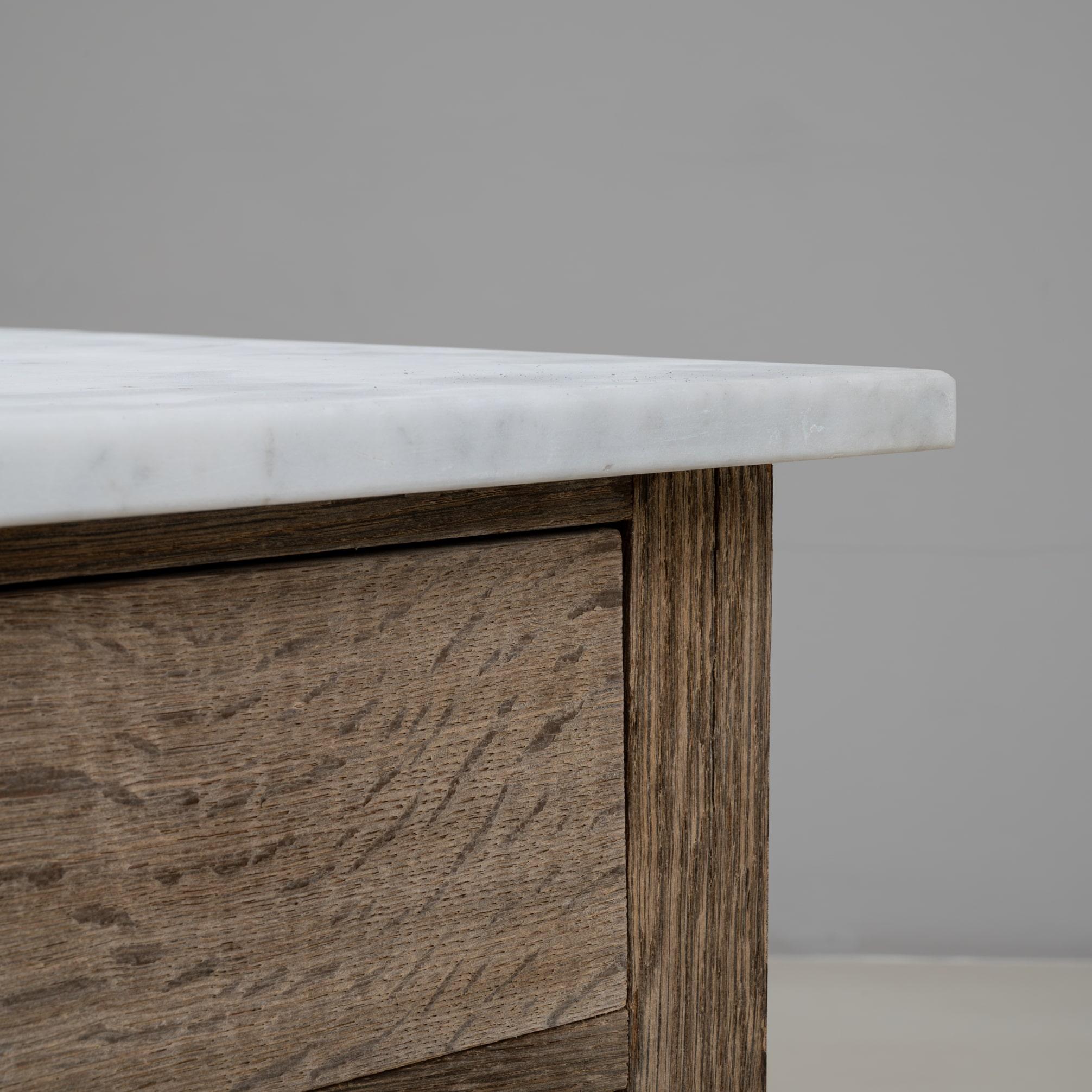 Cassettiera francese Luigi XVI del XIX secolo in Oak con piano in marmo in vendita 8