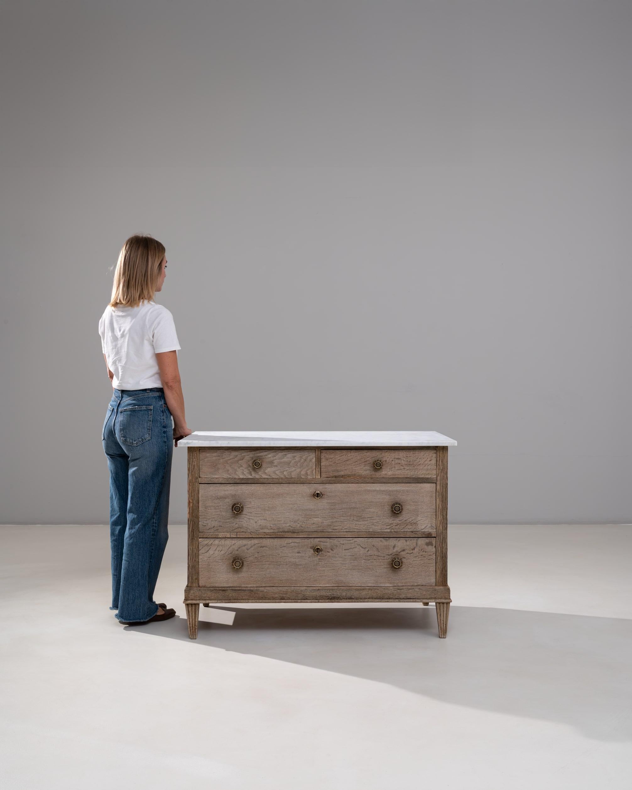 Marmo Cassettiera francese Luigi XVI del XIX secolo in Oak con piano in marmo in vendita