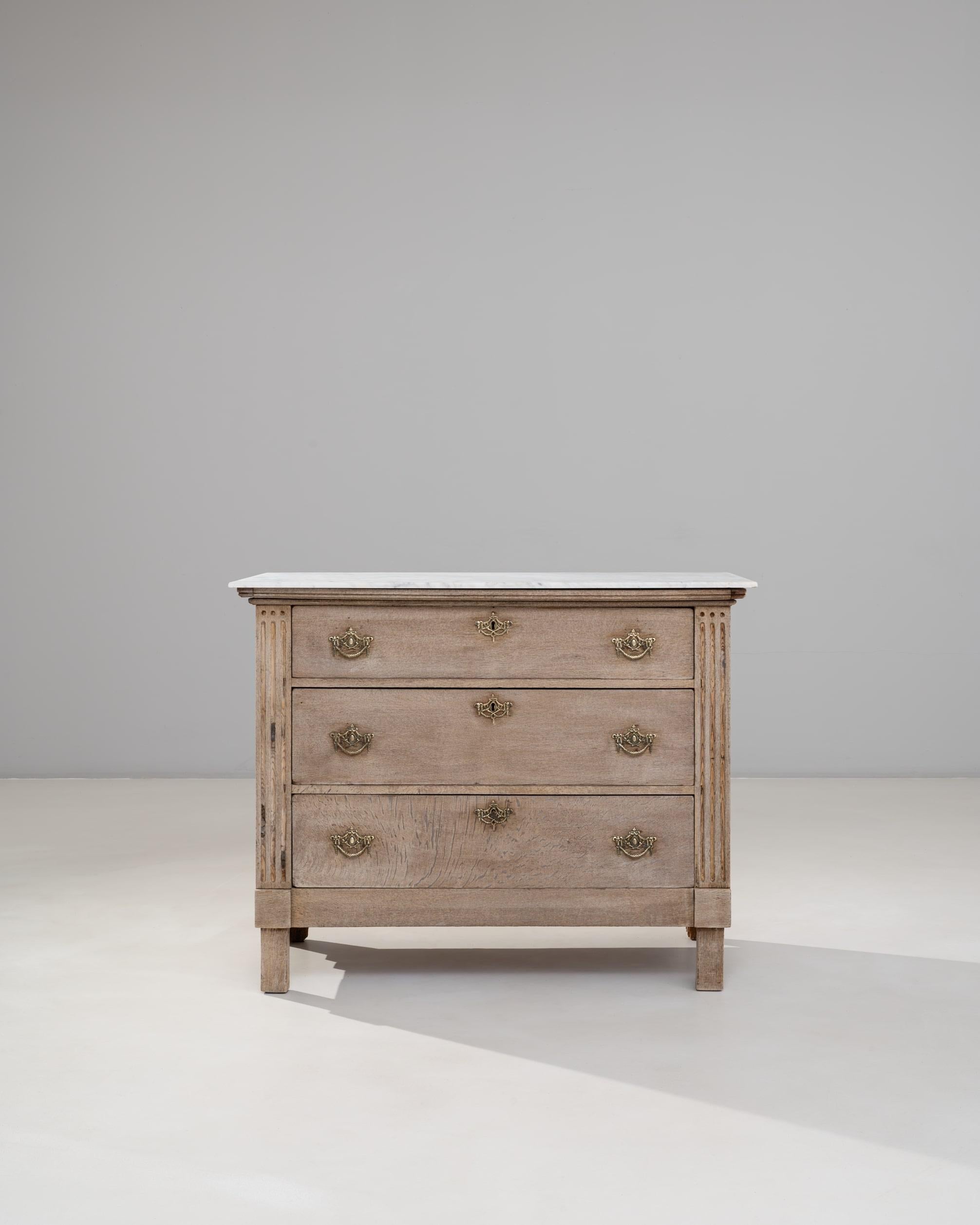 Marmo Cassettiera francese Luigi XVI del XIX secolo in Oak con piano in marmo in vendita