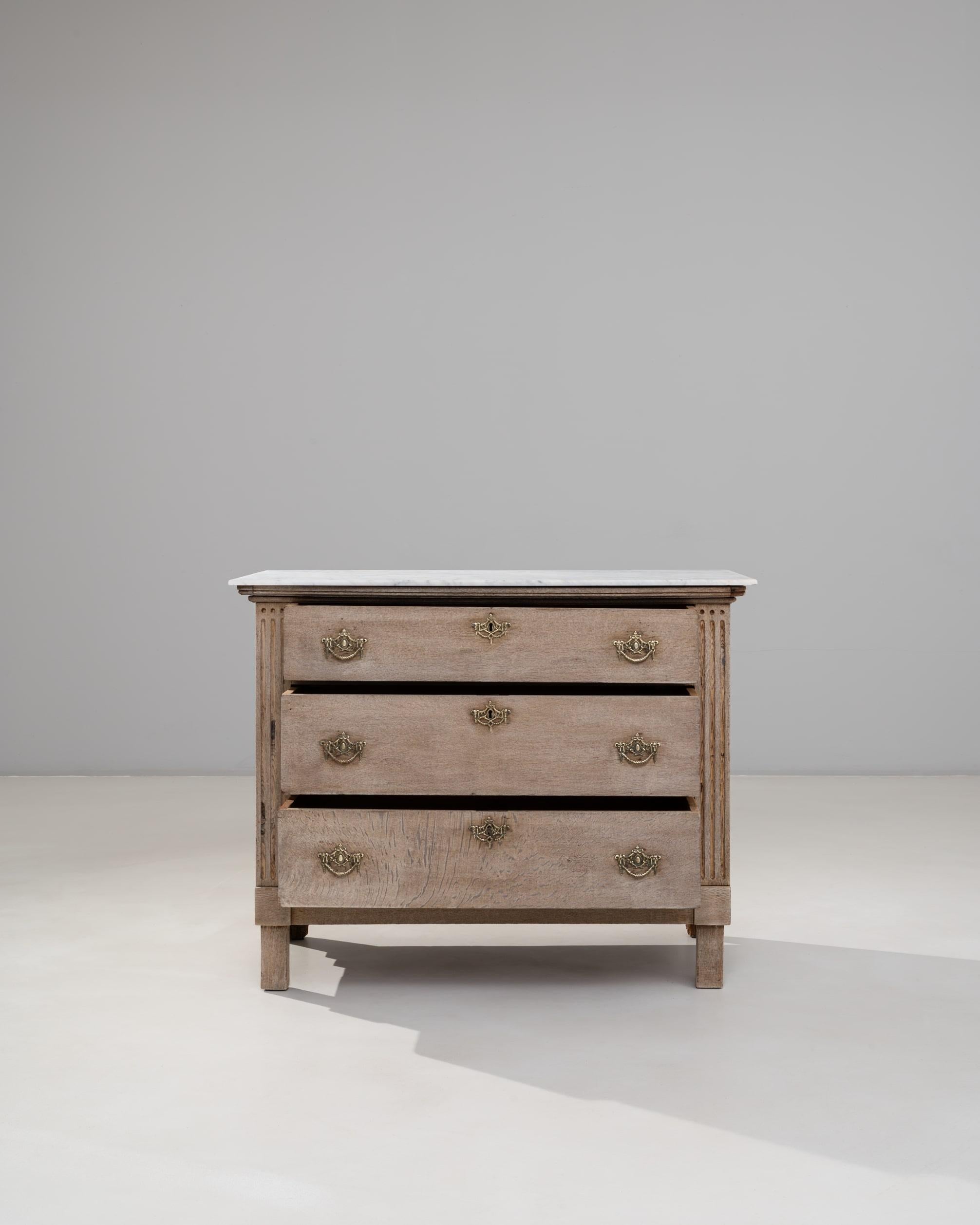 Cassettiera francese Luigi XVI del XIX secolo in Oak con piano in marmo in vendita 1