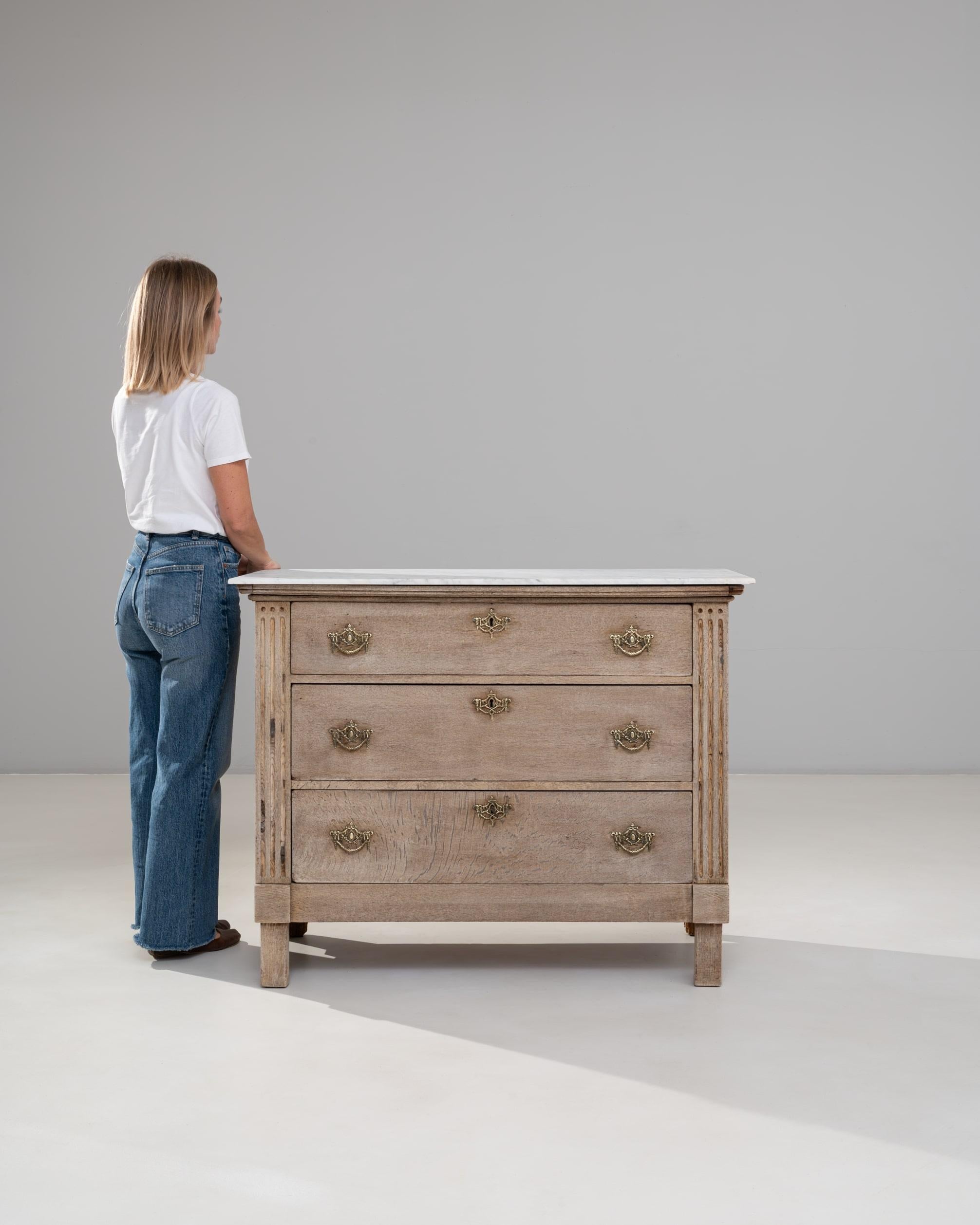 Cassettiera francese Luigi XVI del XIX secolo in Oak con piano in marmo in vendita 2