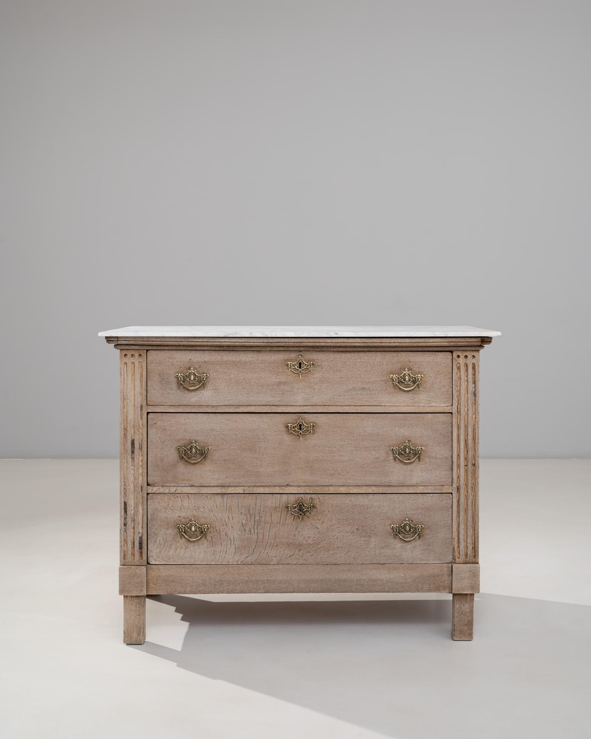 Cassettiera francese Luigi XVI del XIX secolo in Oak con piano in marmo in vendita 3