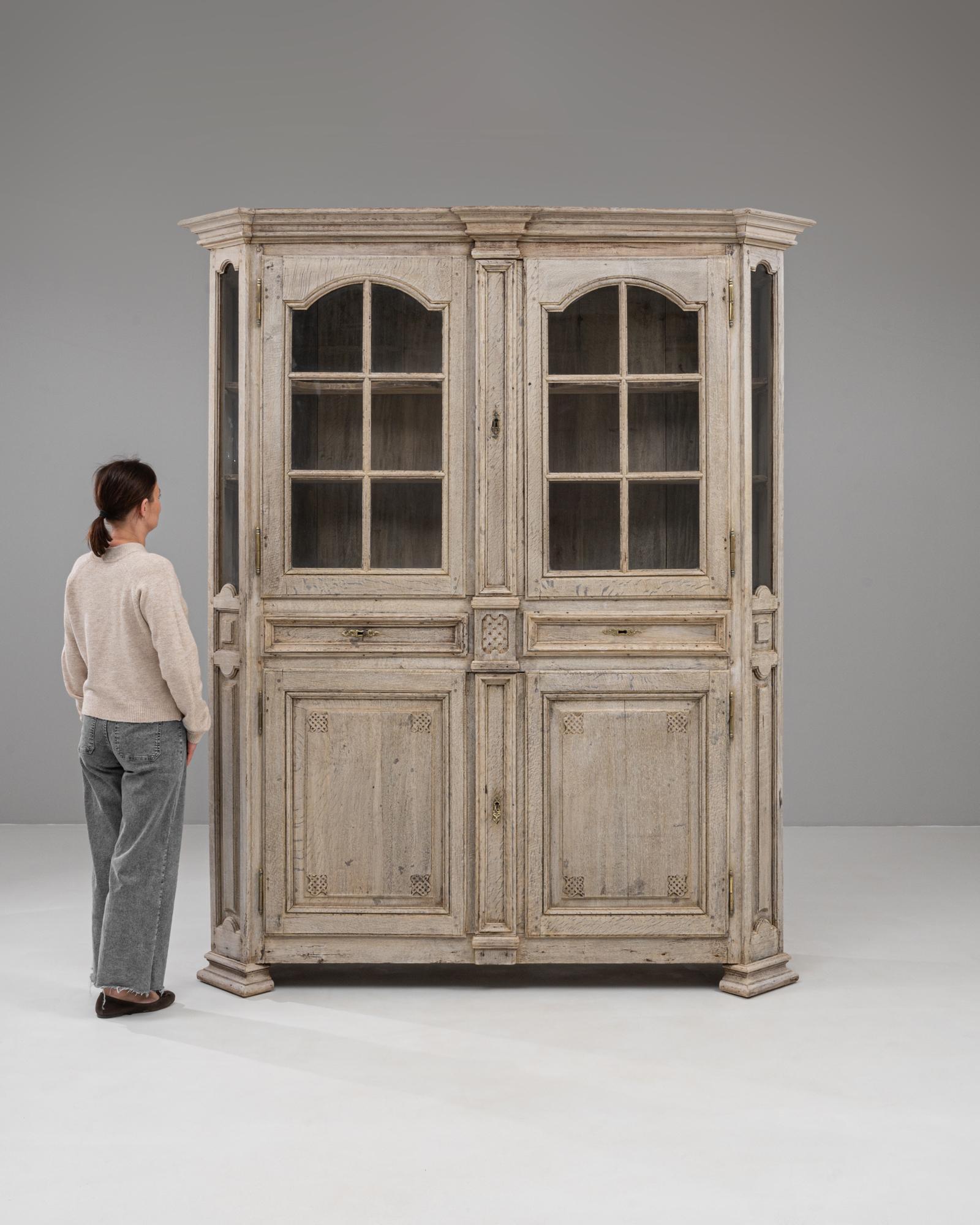 19. Jahrhundert Französisch Louis XVI Eiche Vitrine im Zustand „Gut“ im Angebot in High Point, NC