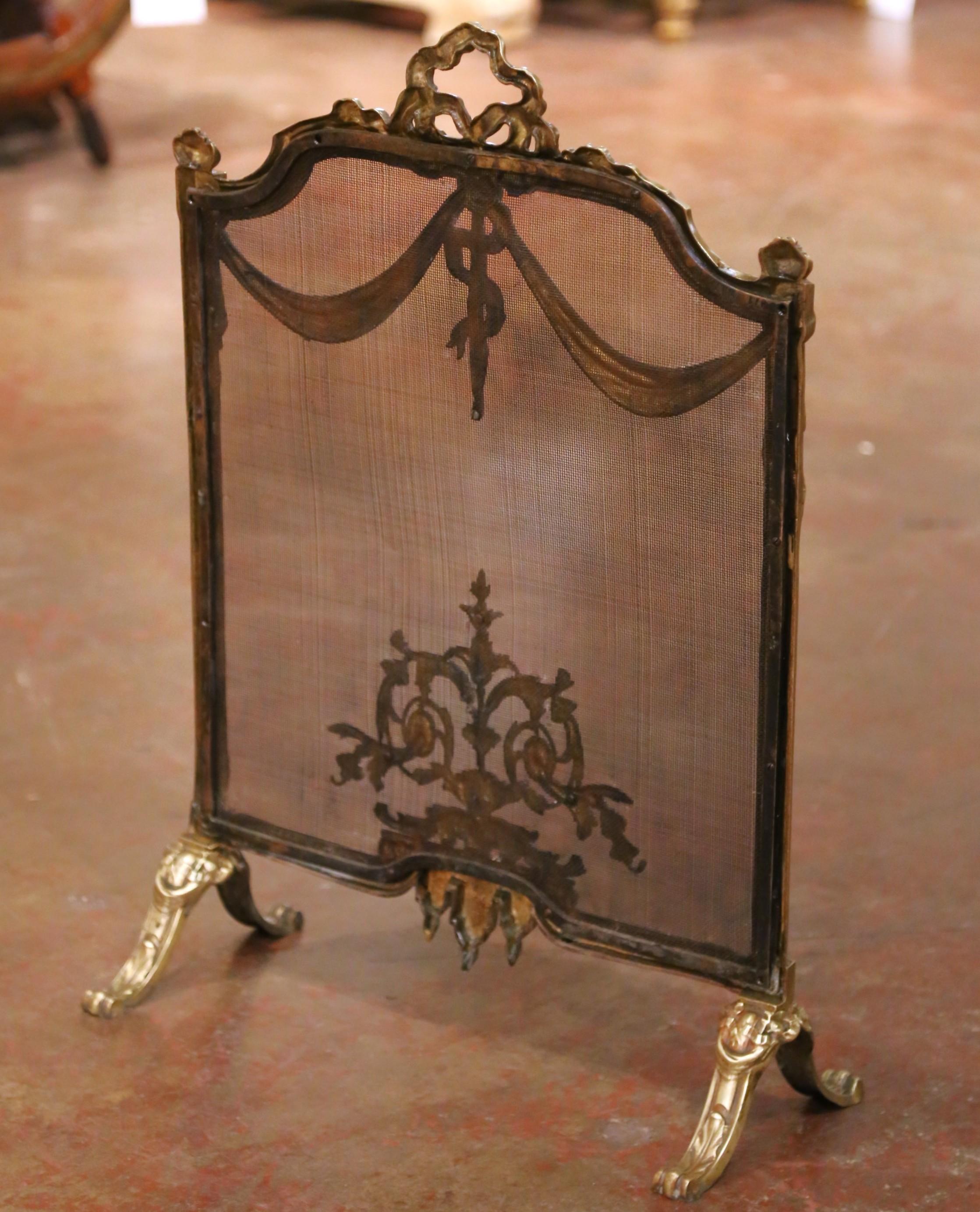 Paravento francese Luigi XVI del XIX secolo in bronzo ormolato con stemma a nastro in vendita 4