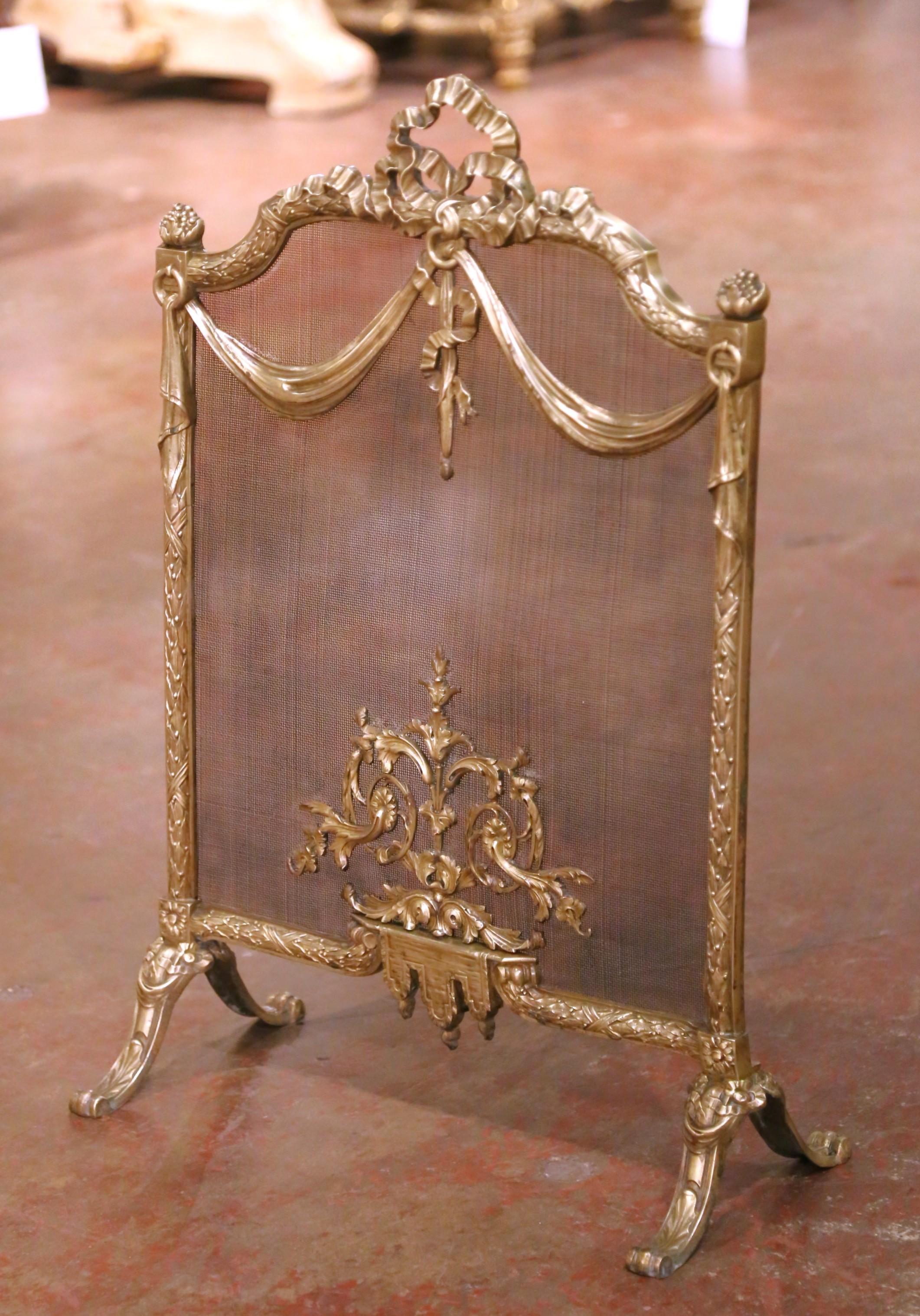 Porta la raffinata eleganza parigina su un focolare con questo squisito parafuoco in stile Luigi XVI, realizzato in Francia intorno al 1870 e montato con un ricco bronzo dorato. La struttura rettangolare presenta un pannello posteriore in rete